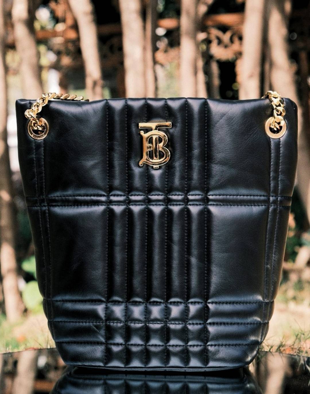 BURBERRY FRAGRANCES LAMBSKIN BAG VIP หนังแท้ Lambskin นิ่มสวยหรูดูดี ภายในโล่งกว้างใส่ของได้เยอะ มาพร้อมสายสะพายโซ่ทองสามารถซ้อนสายสั้นสะพายไหล่ได้หรือจะใช้สายยาว Crossbody ก็ดูดีมาพร้อมกล่องแบรนด์ Original Package อีกรุ่นหายากที่น่าใช้น่าสะสม Rare items 