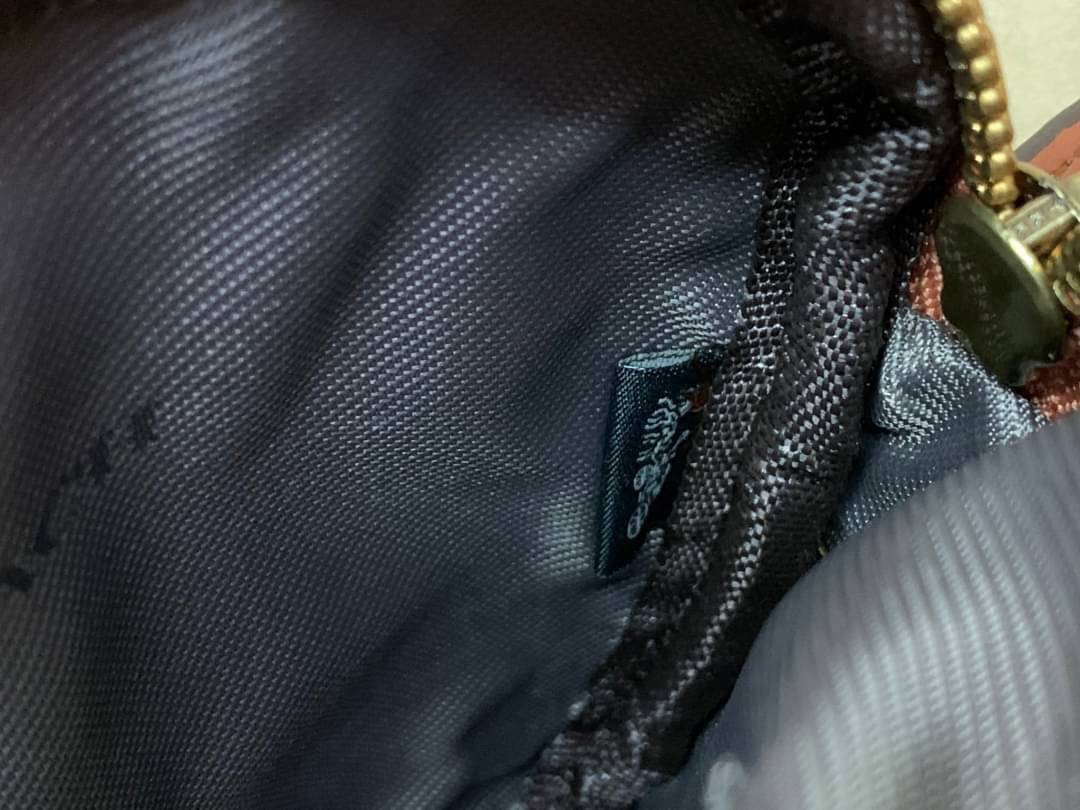 COACH CROSSBODY CLUTCH IN SIGNATURE BAG 💋รุ่นฮิต+สีหายากค่ะ!! กระเป๋าสะพาย+คล้องมือได้ วัสดุหนังแท้ผสมpvcค่ะ มีช่องซิปคู่ ภายในช่องใส่มือถือได้ทุกรุ่น;กระเป๋าเงินใบสั้นได้ ใส่ของจำเป็นสาวๆได้ครบค่ะ มีช่องเสียบบัตร2ช่อง และช่องโล่งให้ใส่ของจุกจิกค่