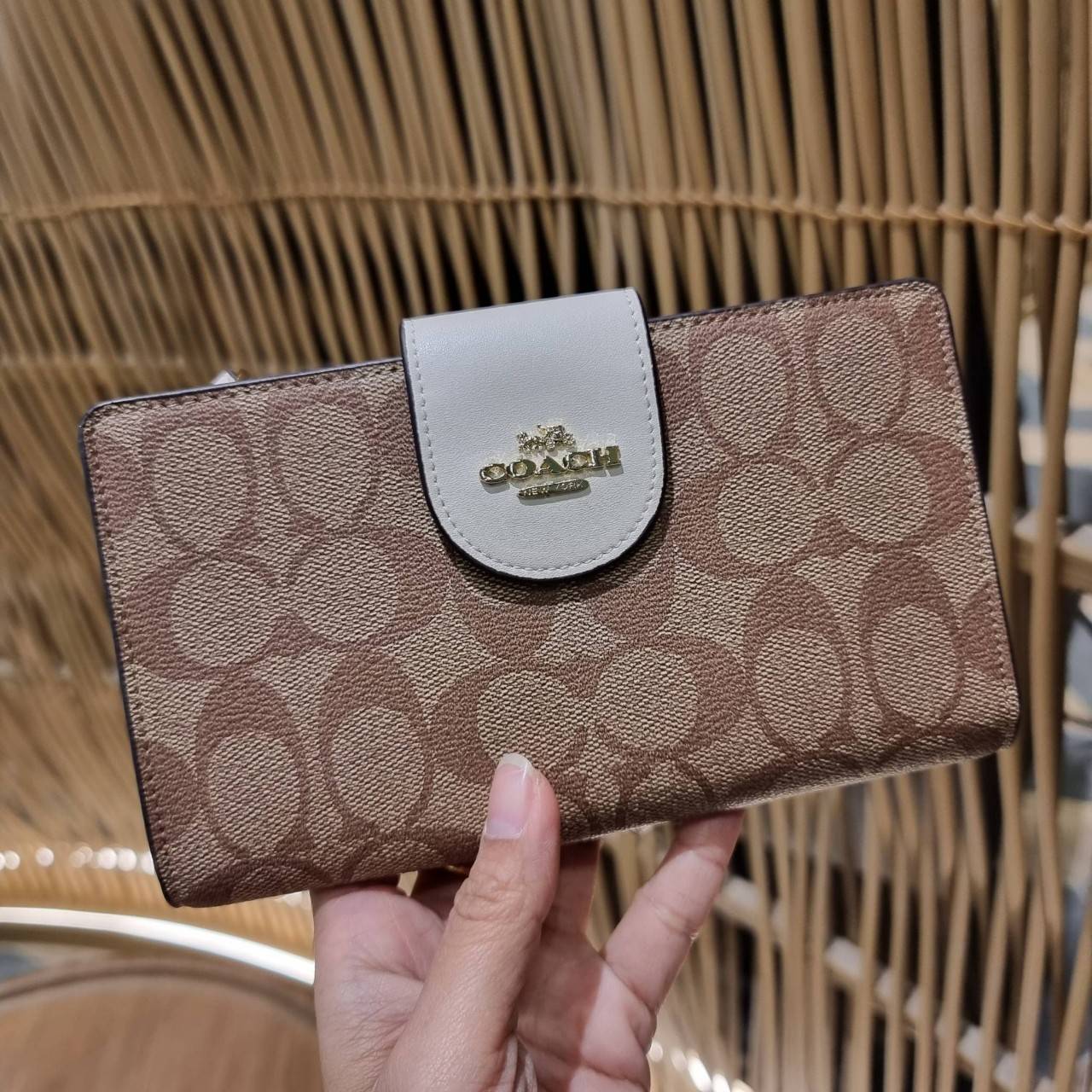 พร้อมส่ง 7 สี COACH C2874 TECH WALLET IN COLORBLOCK SIGNATURE CANVAS จัดให้สีใหม่ก่อนใคร!! ดีไซน์ใหม่ คอลเลคชั่นสวยหรู กระเป๋าสตางค์พร้อมสายคล้องมือ ง่ายต่อชีวิตมากจ้า!! มันดีอะไรเบอร์นี้ ใส่ได้ทั้งบัตร และโทรศัพท์ก็ใส่ได้ทุกรุ่น แถมยังมีช่องซิปแยกไปอีก ช