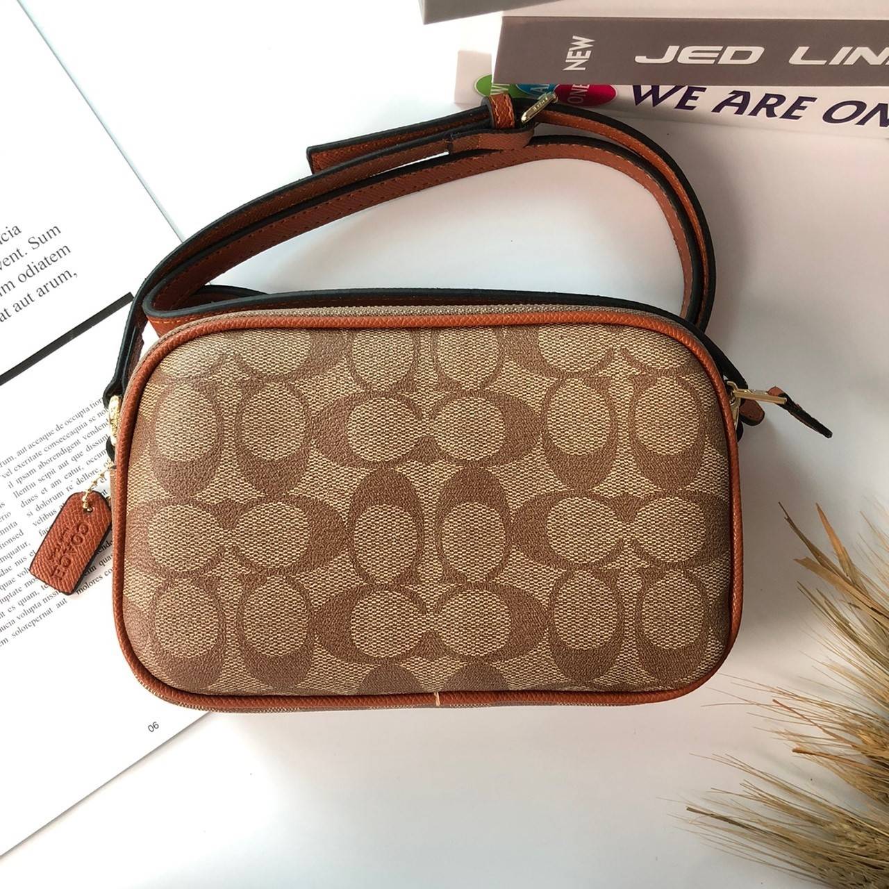 COACH MINI CROSSBODY BAGกระเป๋าสะพาน size mini วัสดุหนังลาย signature เปิด - ปิดด้วยซิป แบ่ง2 ช่องใหญ่ ภายในโล่ง ใส่ wallet สั้น มือถือได้ทุกรุ่น และของใช้จุกจิก พร้อมสายยาวถอด ปรับได้ค่ะ