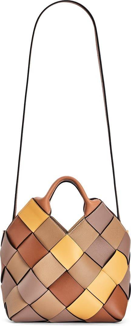 LOEWE SURPLUS LEATHER WOVEN BASKET BAG IN CLASSIC CALFSKIN ใหม่ล่าสุดและสวยที่สุด กระเป๋าสะพานที่ถักทอด้วยความปราณีต โดดเด่นด้วยสีที่จับมาคอนทราสได้ลงตัว ใบใหญ่จุได้แบบเน้นๆ วัสดุหนังวัวแท้เต็มใบ หรูเลิศ ปากกระเป๋ามีสายหนังสำหรับผูกรวบปากกระเป๋า ภายในโล่ง