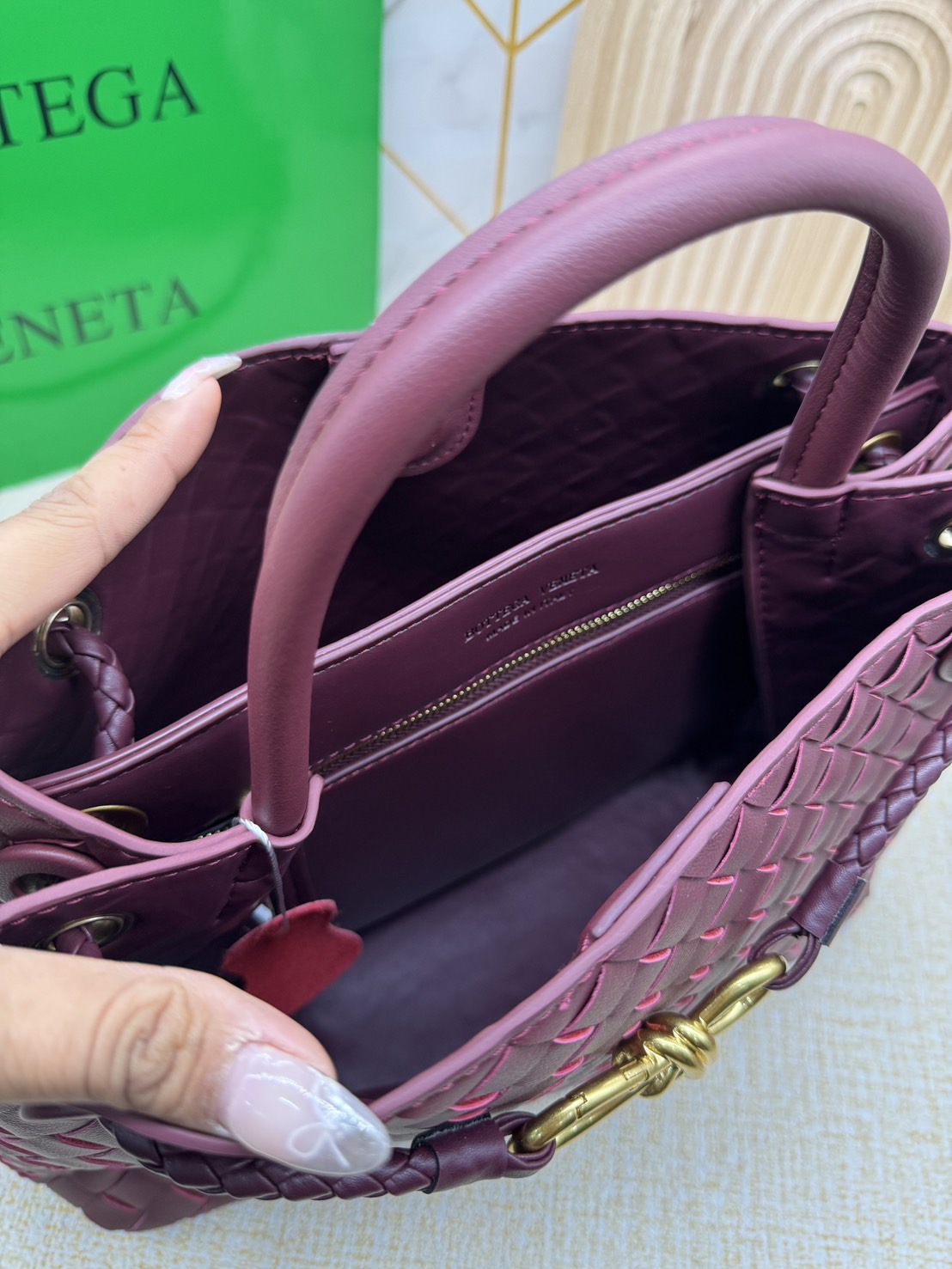 BOTTEGA Small Andiamo embellished intrecciato leather tote 28cm กระเป๋าสะพายดีไซส์สานเป็นเอกลักษณ์ หนัง nappa นิ่มสวยงาม