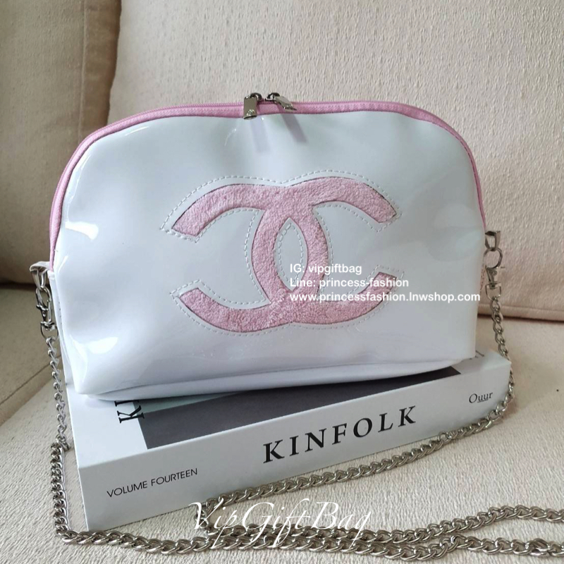 Chanel precision luxury leather clutch with chain จากงานพรีเมี่ยมกิ๊ฟ แบรนด์ดังหนังแก้วมันสวยหรู ด้านหน้า ตกแต่งโลโก้แบรนด์บนเฟอร์สีดำ สายโซ่ยาวสีดำสุดหรู สายถอดเก็บได้ ด้านในบุผ้ามันสีแดง ปั้มแบรนด์แท้ จุของได้เยอะ ใส่มือถือได้ทุกรุ่นไปอีกก จะสะพายหรือถื