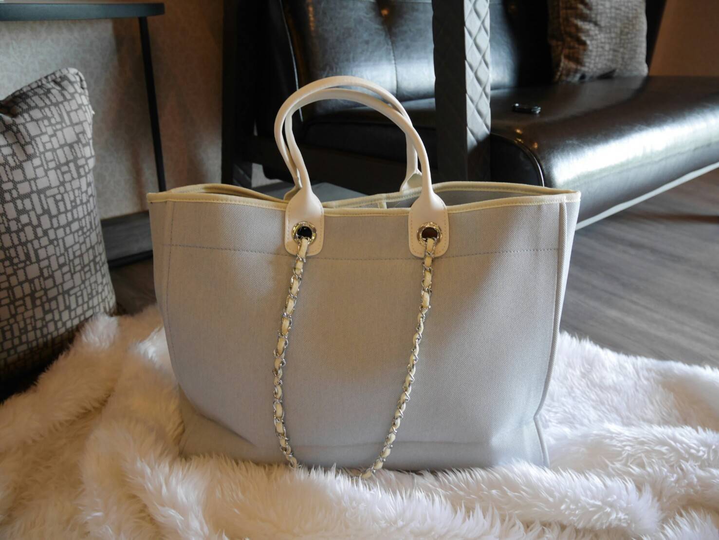 รุ่นใหม่ล่าสุด!! ที่สาวๆรอคอย Chanel tote canvas bag จากงานพรีเมี่ยม VIP GIFT รุ่นดังเลยค้า Size ใหญ่อลัง บอกเลยว่า **งานดีที่สุด ตัวกระเป๋า กระเป๋าผ้าเป็นผ้า canvas เนื้อดีสมราคา สัมผัส นุ่มลื่นมือมากกกก อะไหล่เงินปั้มแบรนด์แท้ทั้งใบ ด้านหน้าปัก logo แบร