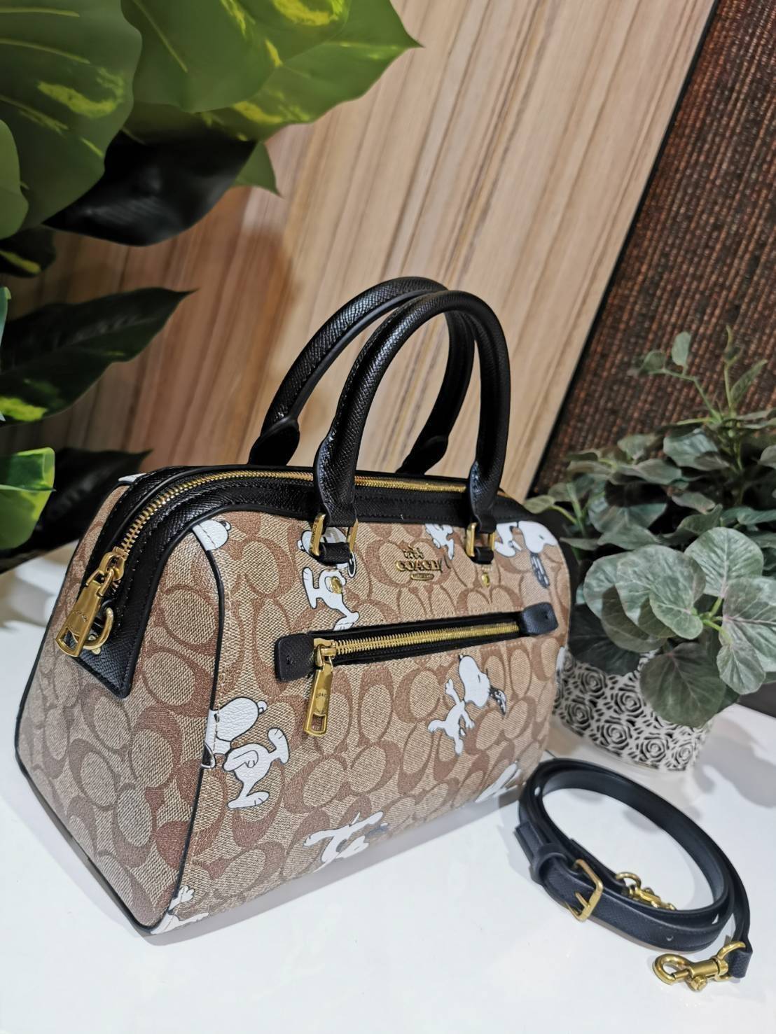 COACH FACTORY BOSTON BAG IN SIGNATURE X SNOOPY COLLECTION กระเป๋าถือหรือสะพายคอลเลคชั่นพิเศษจาก Coach Factory วัสดุ Signature refined calf leather หนังแท้ลายคอลเลคชั่น Snoopy เทคเจอร์สวยอยู่ทรง ดีไซน์ยอดนิยม ด้านหน้ามีโลโก้และช่องซิปแบรนด์ ช่องหลักเปิดปิด