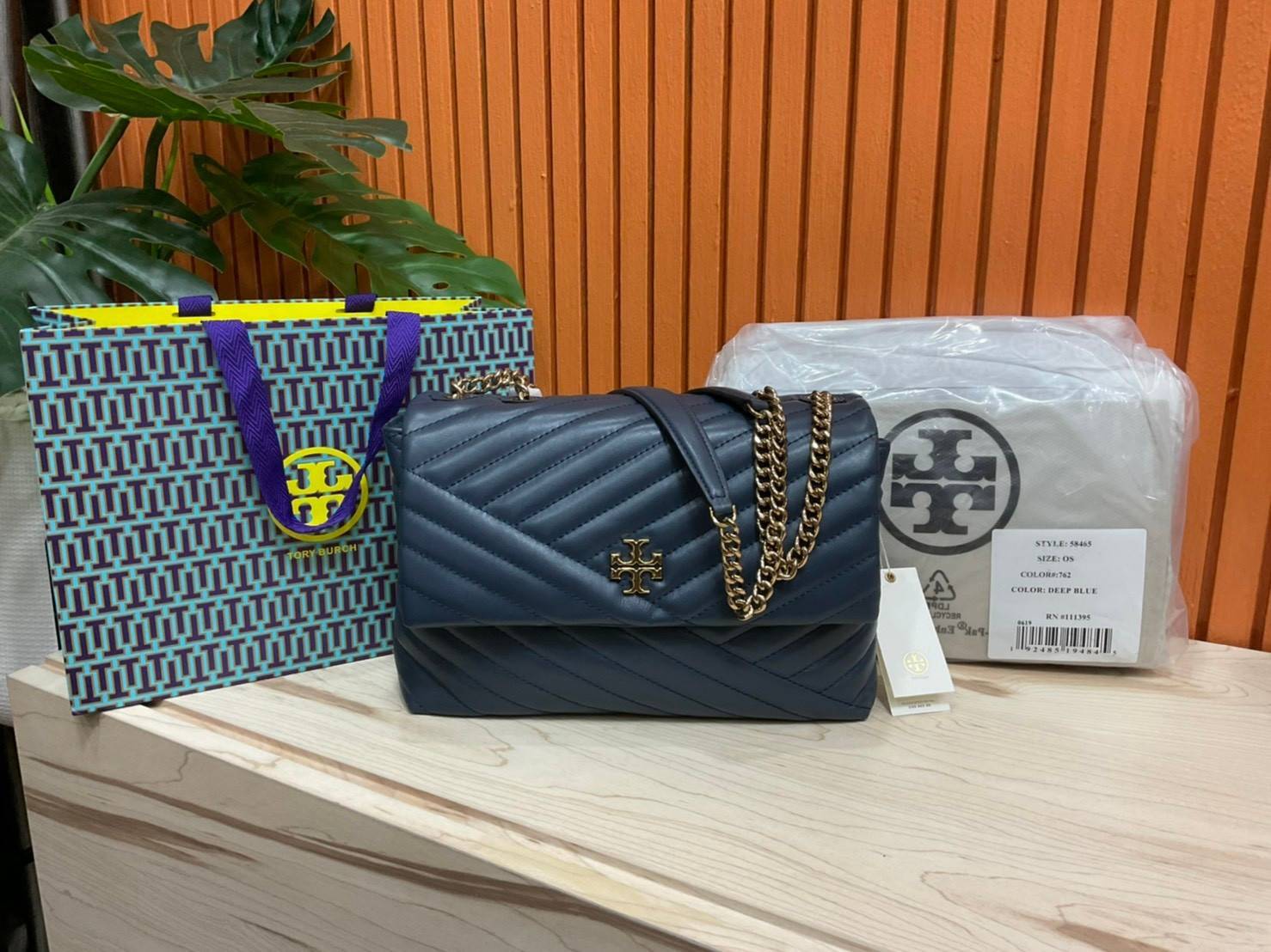 ของแท้ 💯% 】TORY BURCH KIRA CHEVRON CONVERTIBLE SHOULDER BAG รุ่น 58465 กระเป๋าสะพายไหล่ และ Crossbody วัสดุหนังแท้ สวยหรูดูแพง หนังสวย หนังหอม ผิวสัมผัสนุ่มมือมากๆ