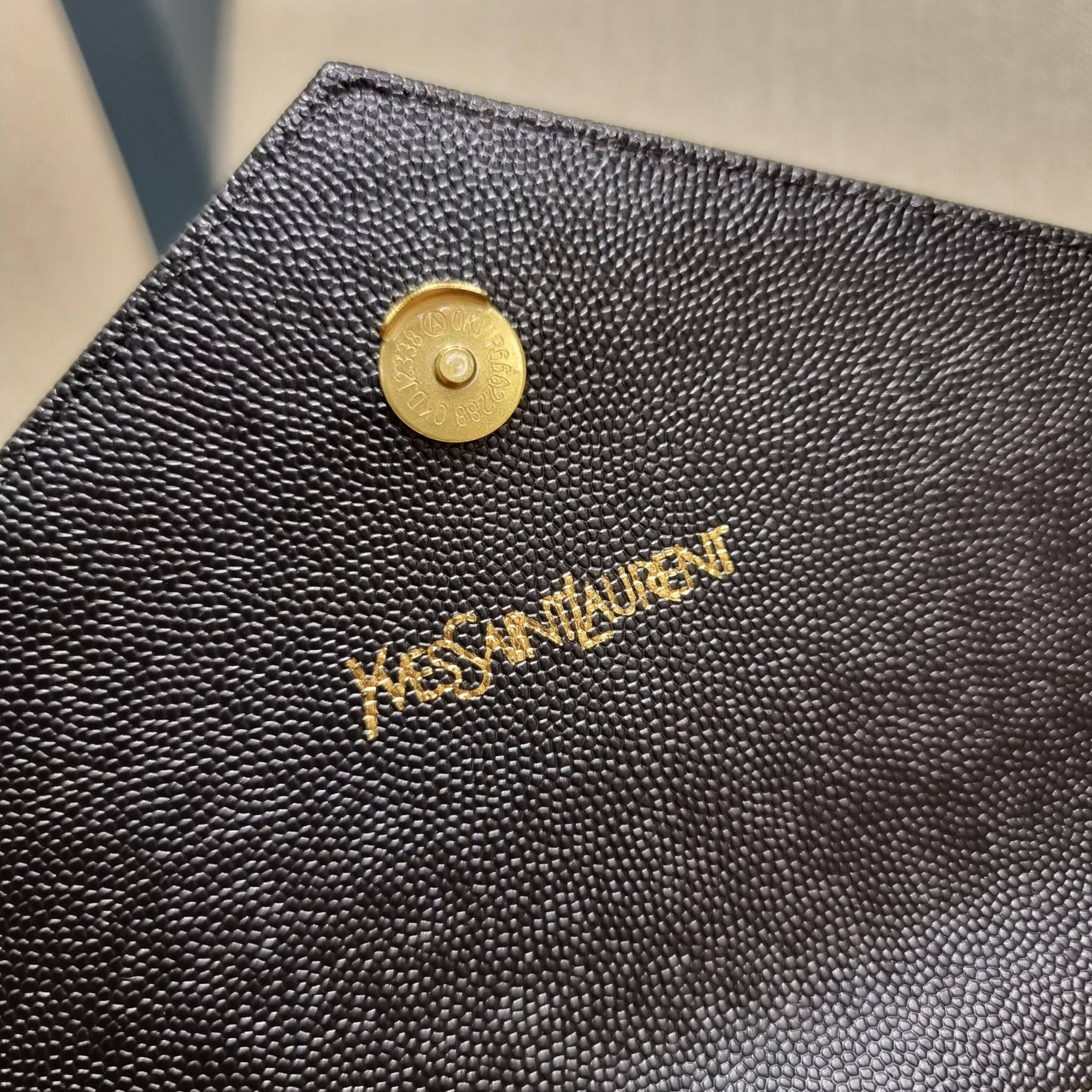 Yves Saint laurent envelope quilted with chain / YSL WOC กระเป๋าสะพายทรง woc สุดฮอต ในดีไซน์ใหม่ ดีเทลเย็บสวยคม โดดเด่นกว่าใครแน่นอน วัสดุหนัง pepble ทนทาน ใช้งานง่ายเพียงแค่เปิด-ปิดด้วยกระดุมแม่เหล็ก ภายในแบ่งสัดส่วนได้ดี มีช่องใส่บัตร มีช่องซิป ใส่มือได