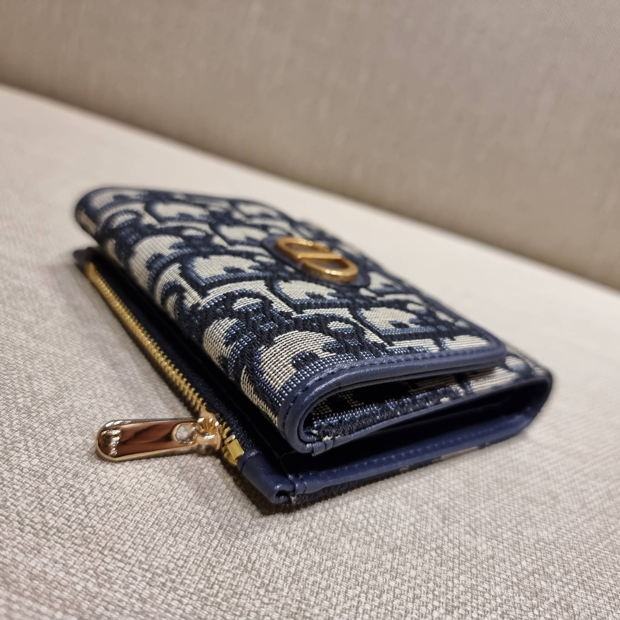 VIP 】CD MULTI WALLET WITH GWP กระเป๋าสตางค์ขนาดเหมาะมือ กำลังสวย พรีเมี่ยมกิ๊ฟจากเคาน์เตอร์ ดีไซน์แบบพับ ใช้งานง่าย พร้อมช่องซิปในตัว วัสดุผ้าแคนวาสปักลาย สลับหนังแท้ภายใน ภายในมีช่องใส่บัตร ใส่ธนบัตรได้ สะดวกใช้มากๆ มาพร้อม box set ในราคาที่ถูก พร้อมส่งต