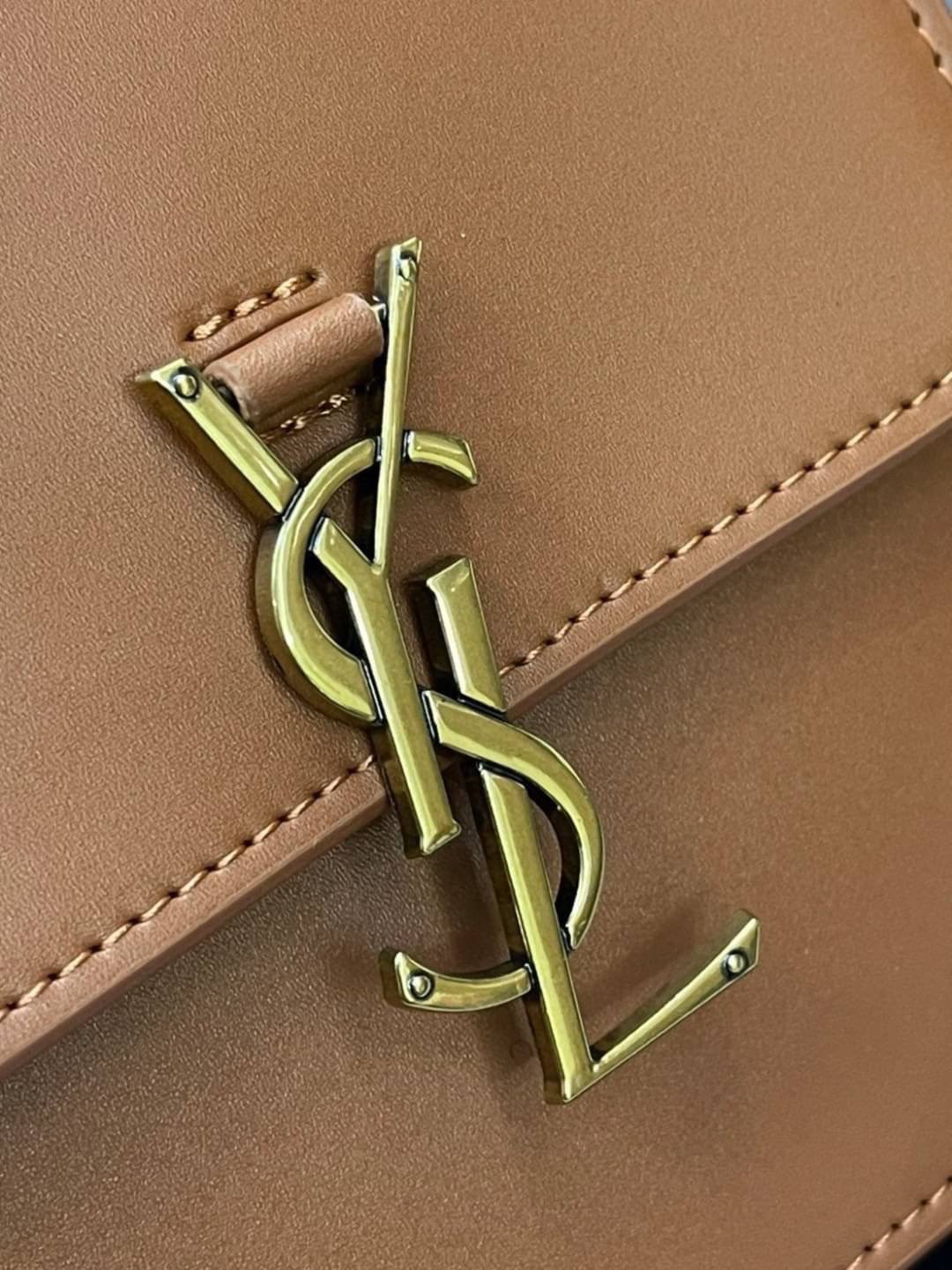 หนังแท้ YSL Yves Saint Laurent small leather shoulder bag กระเป๋าสะพายทรงเหลี่ยมแนวตั้งดีไซน์สวยหรูอยู่ทรงมีโลโก้แบรนด์ด้านหน้า อะไหล่ทองสวยหรู ภายในโล่งกว้าง สายสะพายหนังยาวปรับระดับได้ Rare items เด็ดๆแบบนี้ห้ามพลาด!