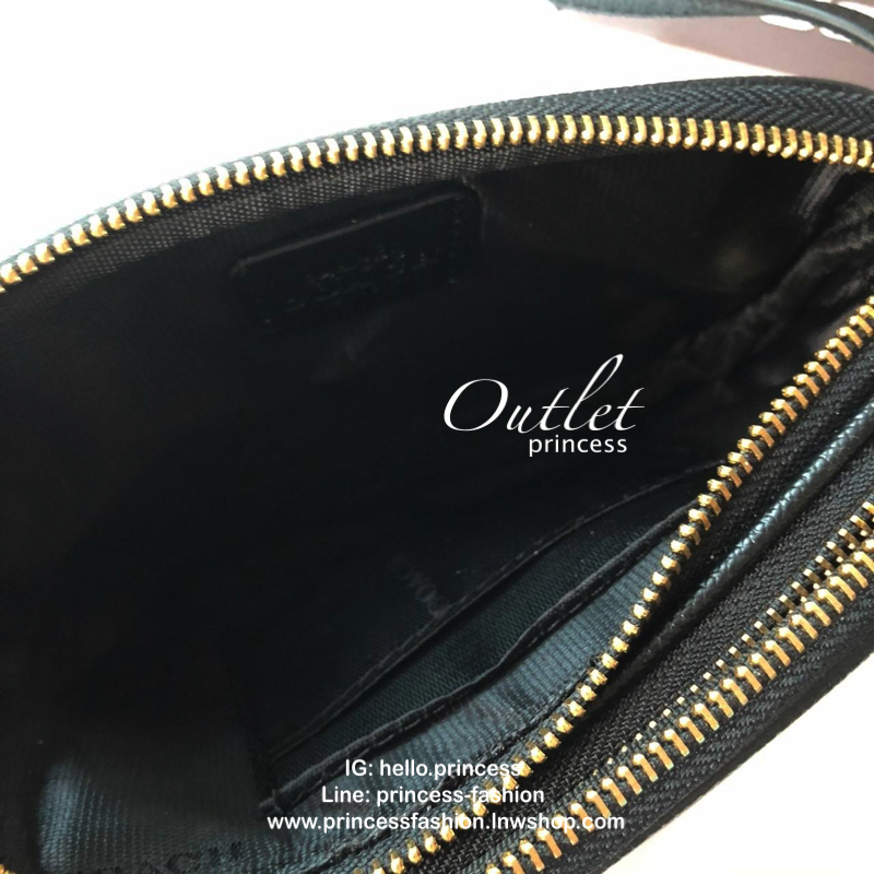 COACH MINI CROSSBODY BAGกระเป๋าสะพาน size mini วัสดุหนังลาย signature เปิด - ปิดด้วยซิป แบ่ง2 ช่องใหญ่ ภายในโล่ง ใส่ wallet สั้น มือถือได้ทุกรุ่น และของใช้จุกจิก พร้อมสายยาวถอด ปรับได้ค่ะ