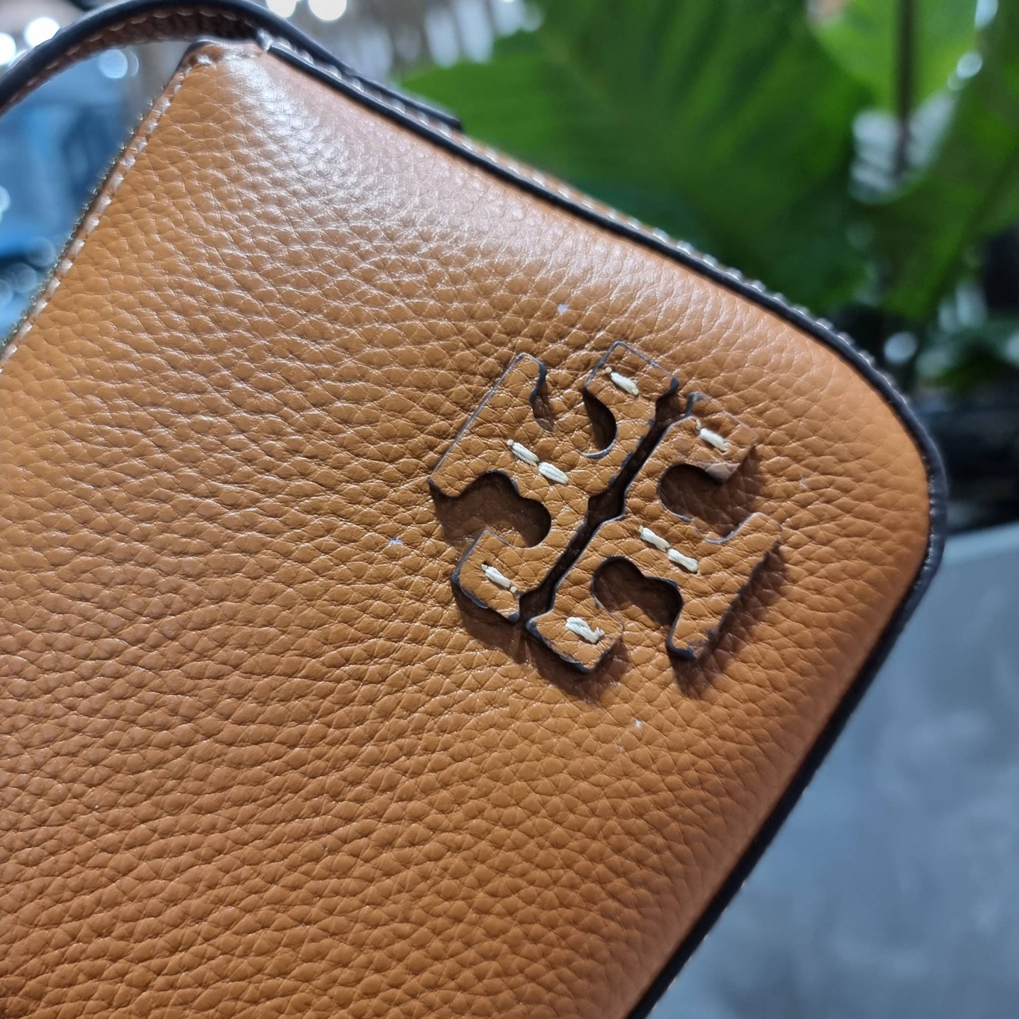TORY BURCH MCGRAW WEDGE กระเป๋าสะพายไหล่ ทรงสวยไม่ซ้ำ ไม่เกร่อ!! สะดวกใช้งาน ดีไซน์เรียบแต่แฝงความหรู และคลาสสิคในตัว วัสดุหนังลูกวัว สัมผัสดี สวยคม เปิด-ปิดด้วยซิป ภายในเป็นช่องโล่ง มีช่องย่อยเก็บบัตร มาพร้อมสายสะพายในตัว ปรับได้อีกเล็กน้อย ไอเท็มนี้เหมา