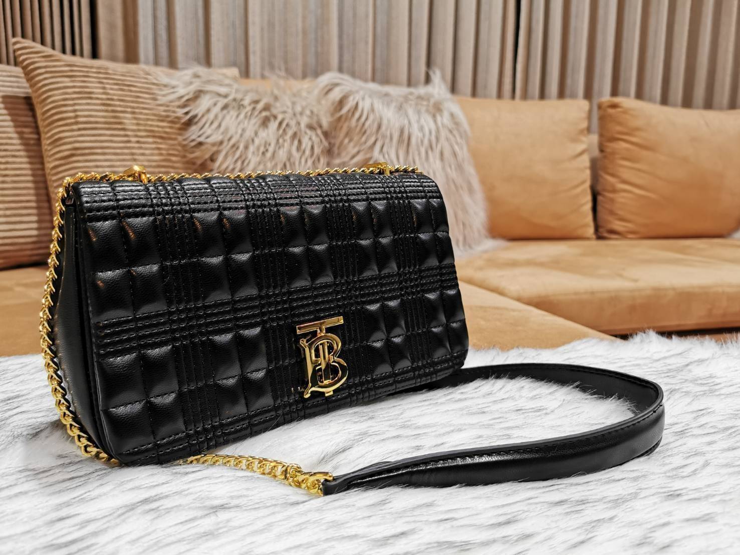 BURBERRY FRAGRANCES QUITED LAMBSKIN BAG VIP GIFT WITH PURCHASE GWP พรีเมี่ยมกิ๊ฟ Limited จาก BURBERRY Perfume DutyFree หนังแท้ Lambskin นิ่มสวยหรูดูดี เปิดปิดด้วยฝาปิดสัญลักษณ์รูปตัวB ภายในโล่งกว้าง ใส่มือถือ กระเป๋าสตางค์ได้ มาพร้อมสายสะพายโซ่ทองต่อหนังร