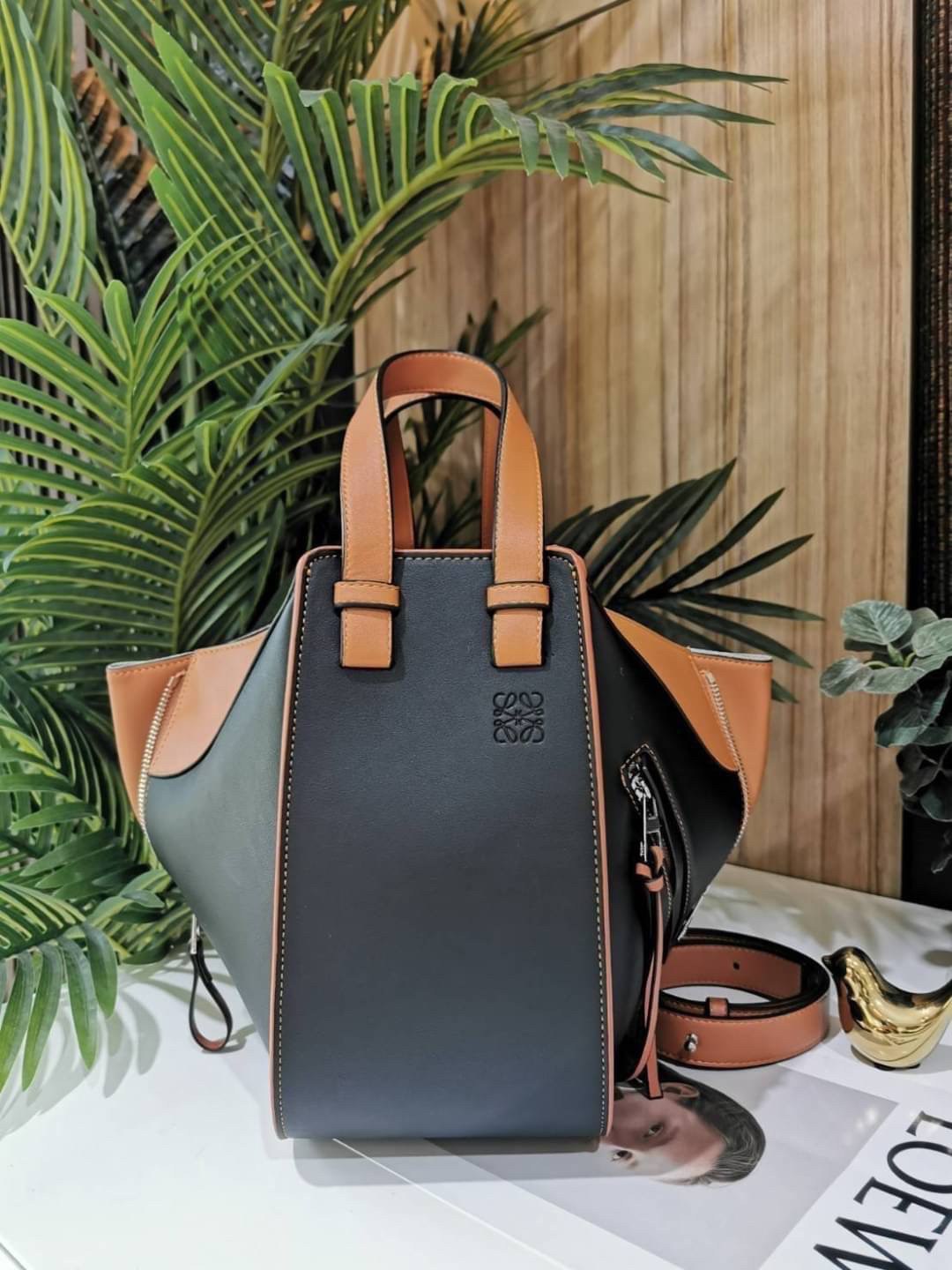 LOEWE HANDLE & SHOULDER BAG VIP GIFT WITH PURCHASE (GWP) กระเป๋าถือหรือสะพายหนังแท้พรีเมี่ยมกิ๊ฟ Limited จาก LOEWE PERFUME DUTYFREE รุ่น Rare items สุดๆวัสดุหนังแท้ Calfskin หนังสวยดีไซน์มีเอกลักษณ์ ใบใหญ่กำลังดี น้ำหนักเบา ด้านข้างมีซิปปรับขยายได้หลายทรง