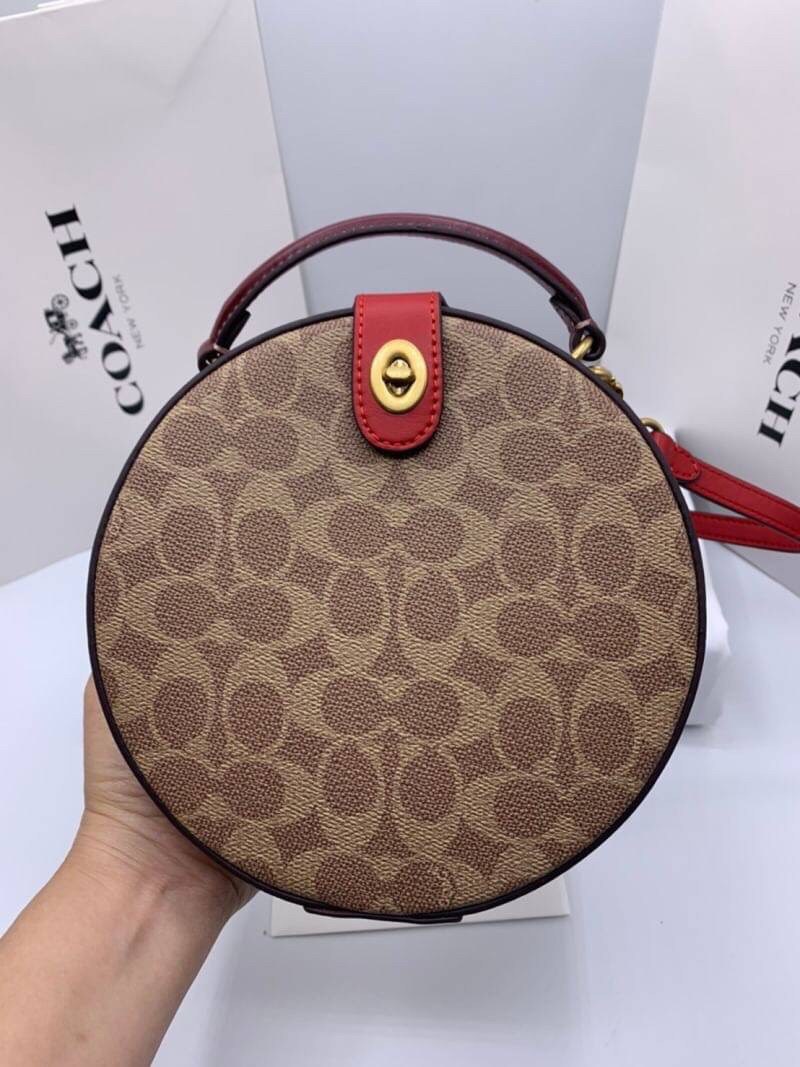 COACH LUNAR NEW YEAR CIRCLE BAG IN SIGNATURE CANVAS กระเป๋าทรงกลม ถือและสะพายข้างได้ วัสดุหนังแท้ ลาย C สวยหรู!! ตามแบบฉบับแบรนด์ ดูแพงมาก ราคาสุดคุ้มแบบนี้ ต้องมีไว้ใช้สักใบน้า!!