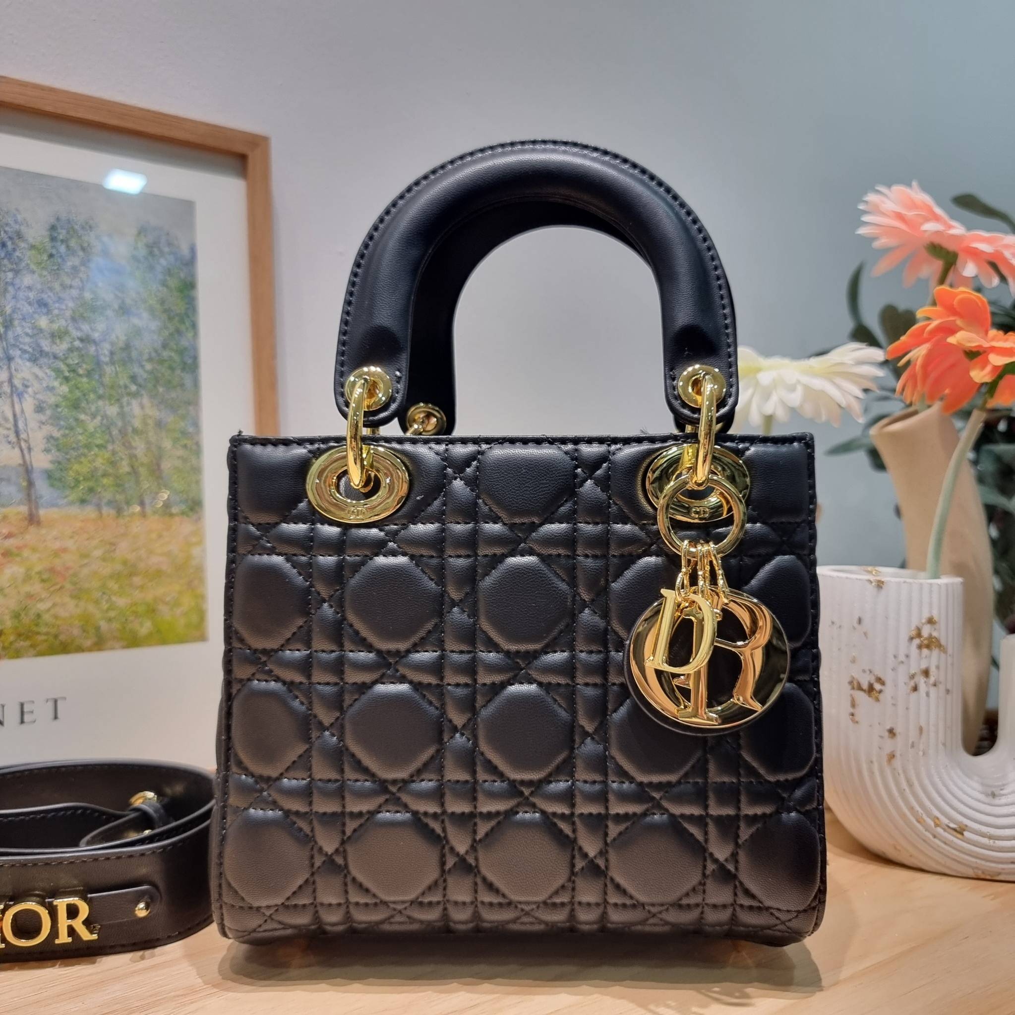 SMALL LADY DIOR MY ABCDIOR BAG Black Cannage / CD LADY BAG พร้อมส่ง กระเป๋าสะพายข้างสุดฮอต ดีไซน์เรียบง่าย แต่แฝงไปด้วยความหรูหรา ทรงกล่องคลาสสิค โดดเด่นด้วยพวงกุญแจอะไหล่สีทอง