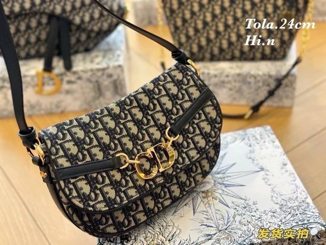 DIOR Small CD Besace Bag กระเป๋าสะพายทรงสวย ดีไซน์โลโก้โดดเด่นและหรูหรา ผ้าแจ็กการ์ดสวยเด่นเป็นเอกลักษณ์ ดีเทลดูดีมีกิมมิคในตัว สะพายทำงาน ไปเที่ยว ไปเดท ได้ทุกโมเมนต์ เป็นไอเท็มที่ควรมีไว้ติดบ้านอีกใบเลยน้า