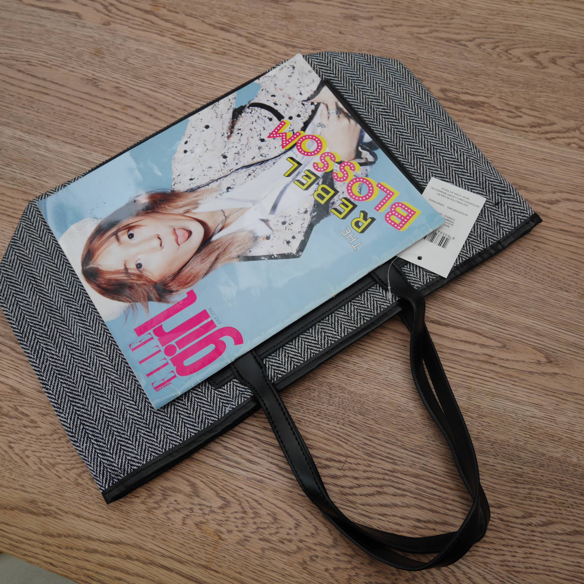 New in! กระเป๋าถือหรือสะพายสุดชิคจาก Givenchy Perfume Counter ของแท้100 (ไม่ใช่งานเลียนแบบ) วัสดุ Canvas ด้านหน้าเป็น PVC ปั้มแบรนด์ **สวยหรู ภายในเป็น Polyester 100% สกรีนลายโลโก้สวยเก๋ เปิดปิดด้วยกระดุมแม่เหล็ก ขนาดกำลังดี จุของได้ เยอะค่ะ น้ำหนักเบา สา