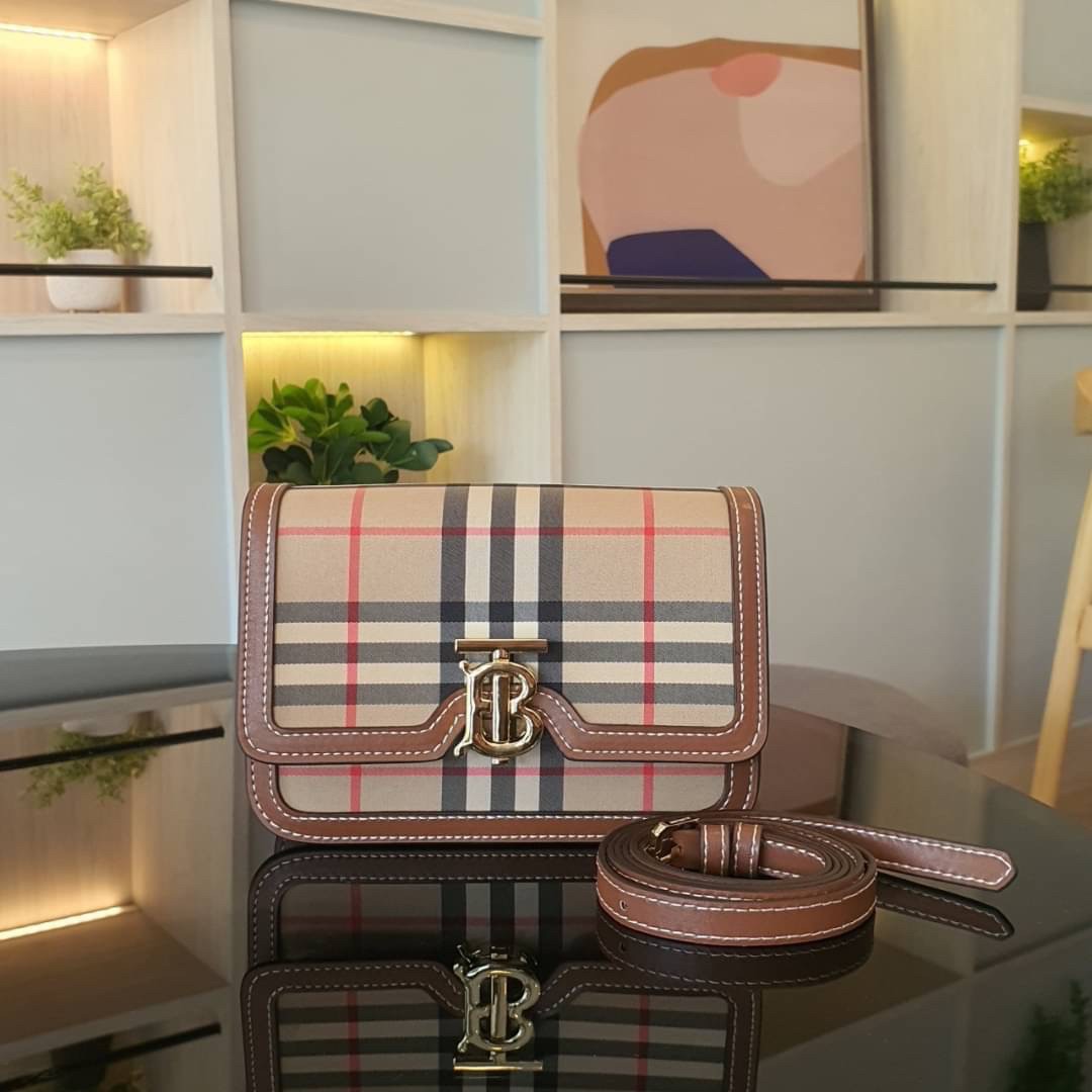 BURBERRY FRAGRANCES CROSSBODY BAG / BURBERRY FRAGRANCES QUITED LAMBSKIN BAG ตัวกระเป๋าเป็นผ้าตัดหนังแท้ Lambskin นิ่มสวยหรูดูดี เปิดปิดด้วยฝาปิดสัญลักษณ์รูปตัวB ภายในโล่งกว้าง ใส่มือถือ กระเป๋าสตางค์ได้