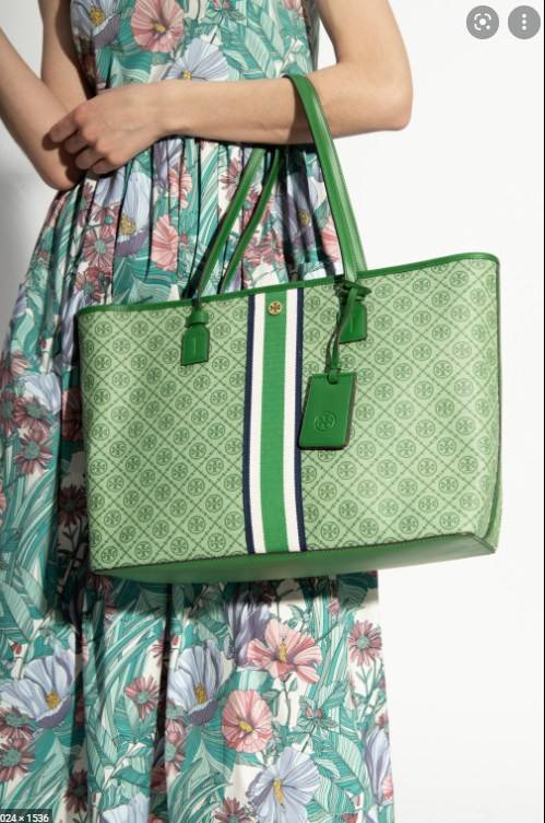 หลงรักใบใหญ่ สวยจริง ไม่จกตา สินค้าคุณภาพค่ะ💥 TORY BURCH LARGE T MONOGRAM SHOPPING BAG พร้อมส่งที่ไทย! กระเป๋าทรงshopping ใบใหญ่ใส่ได้จุ หนังแคนวาสอย่างดี ลายแบรนด์ทั้งใบ มีพวงหนังแบรนด์ห้อยด้านหน้า เพิ่มความหรูเข้ามา เปิดปิดกระเป๋าแบบซิป ภายในกว้