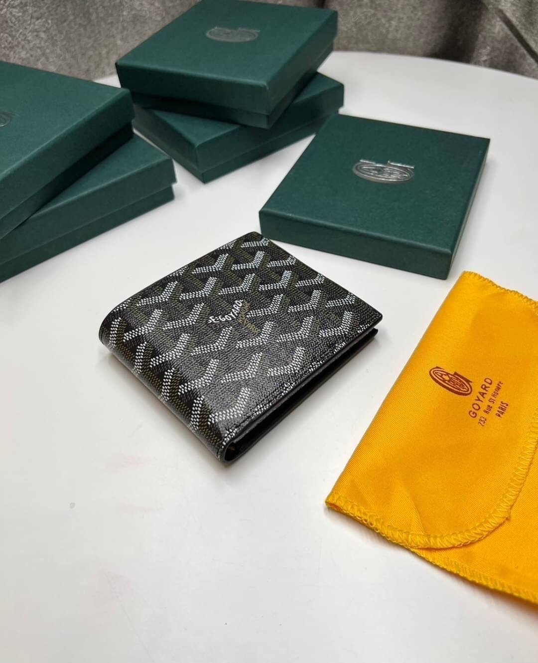 GOYARD WALLET / GOYARD Victoire Bifold Wallet พร้อมส่งที่ไทย เกรดเทพออริจินอล หนังเกรดดีสุด กระเป๋าสตางค์ผู้ชายใบสั้น พร้อมกล่องเขียวแบรนด์สวยหรู อีกรุ่นที่ยอดขายไม่เคยตก ภาพสินค้าถ่ายจากงานขายจริง ใช้งานต่างประเทศได้เลยค่ะ