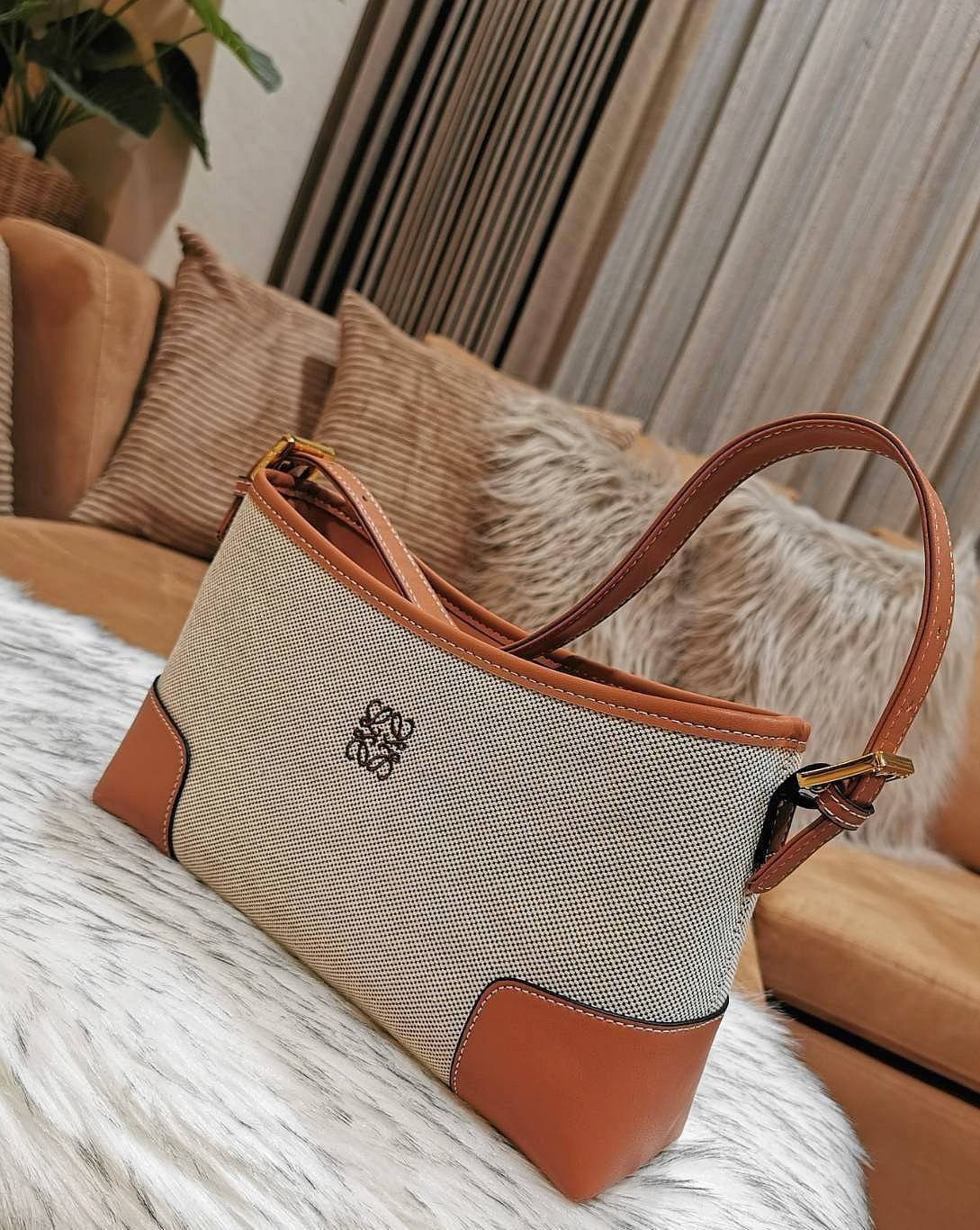 LOEWE SHOULDER BAG VIP GIFT WITH PURCHASE (GWP) พรีเมี่ยมกิ๊ฟ Limited จาก LOEWE PERFUME DUTYFREE COUNTER รุ่นใหม่วัสดุ Canvas Fabric ผสมผสานหนังแท้ CalfSkin ดีไซน์และโทนสีลงตัวสุดคลาสสิค เปิดปิดด้วยซิปแบรนด์อะไหล่ทอง ภายในโล่งกว้างซับในผ้าฝ้ายลายก้างปลาคง