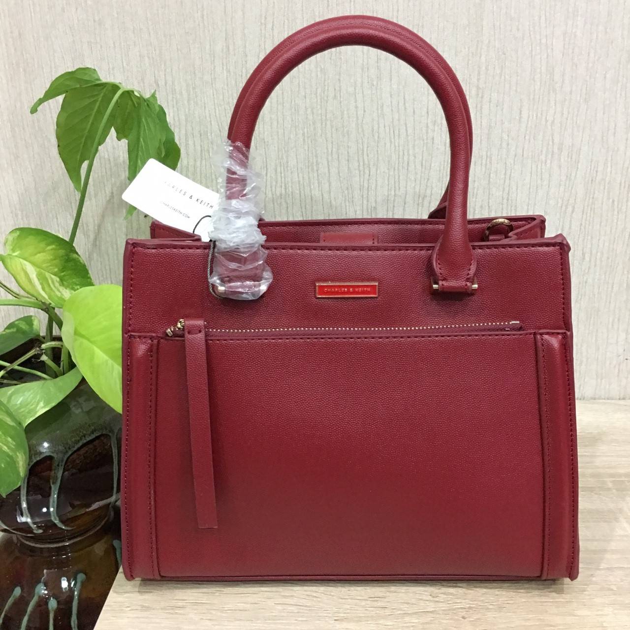 New Arrival CHARLES & KEITH Front Zip Structured พร้อมส่งรุ่นใหม่ล่าสุดค่ะ!!! กระเป๋าถือและสะพายข้าง หนังสวย ทรงเก๋ น้ำหนักเบา ด้านหน้าติดอะไหล่โลโก้แบรนด์หรู มีช่องซิปยาวหนึ่งช่อง เปิดปิดแบบกระดุมแม่เหล้ก ด้านในแบ่งสามช่อง มีช่องซิปกลาง ช่องหน้าหลังโล่ง 