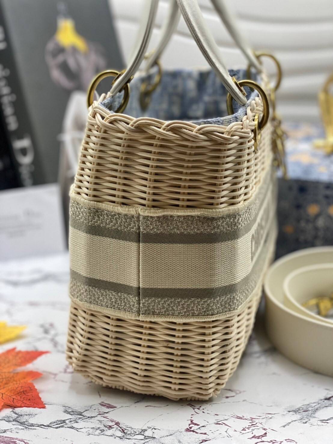 Medium Lady Dior Bag Natural Wicker and Dior Oblique Jacquard [Blue/Latte] เสน่ห์ที่สง่างาม พร้อมส่งที่ไทย ภาพสินค้าถ่ายจากงานขายจริง ใช้งานต่างประเทศได้ค่ะ