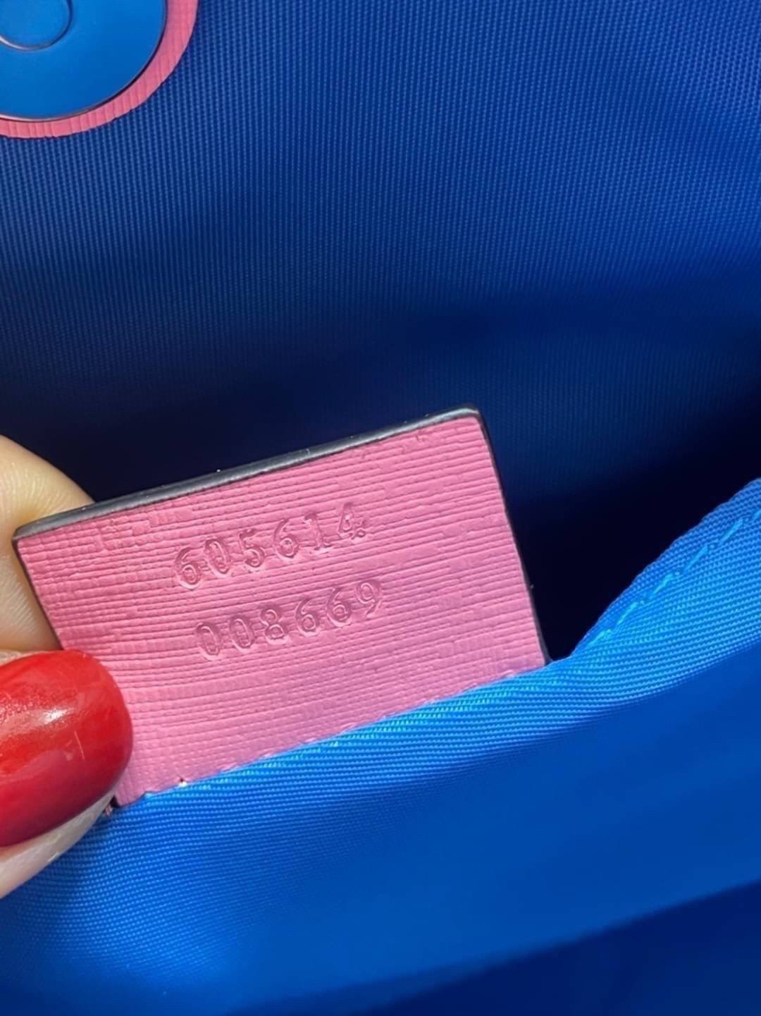 Ori GUCCI Children's tote bag GG kids ที่สุดของความน่ารัก ลิมิเต็ดแบบไม่มีเอาท์ สาวๆสายหวานไม่ควรพลาดด้วยประการทั้งปวงเลยค่าา หนังแท้เกรดดีที่สุด พิมพ์ลายแบรนด์รอบใบเทคเจอร์สวยอยู่ทรง ภายในมีโลโก้กว้างและจุสุดๆใส่สัมภาระได้เยอะ ภาพถ่ายจ