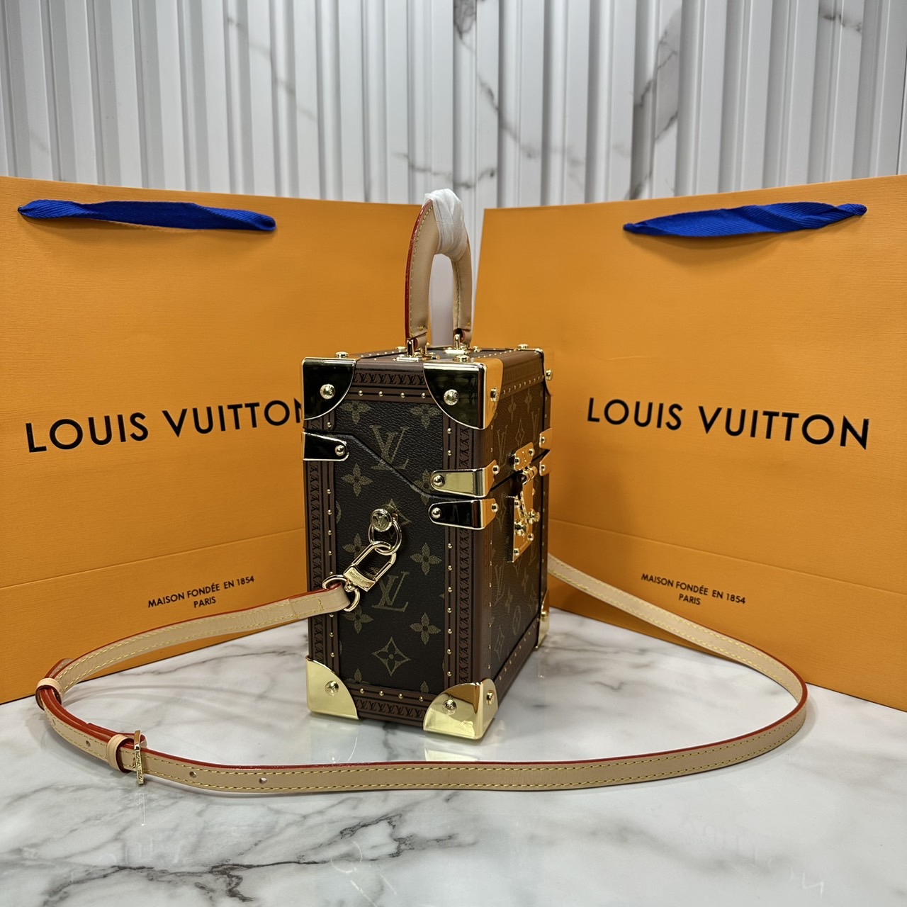 ORI หนังแท้ | LV Camera Box S-lock Monogram canvas กระเป๋าสะพายทรงกล่องดีไซน์ขนาดเล็กพกพาสนุก คอลเลกชัน Fall-Winter 2022 เปี่ยมไปด้วยพลังและหรูหรา