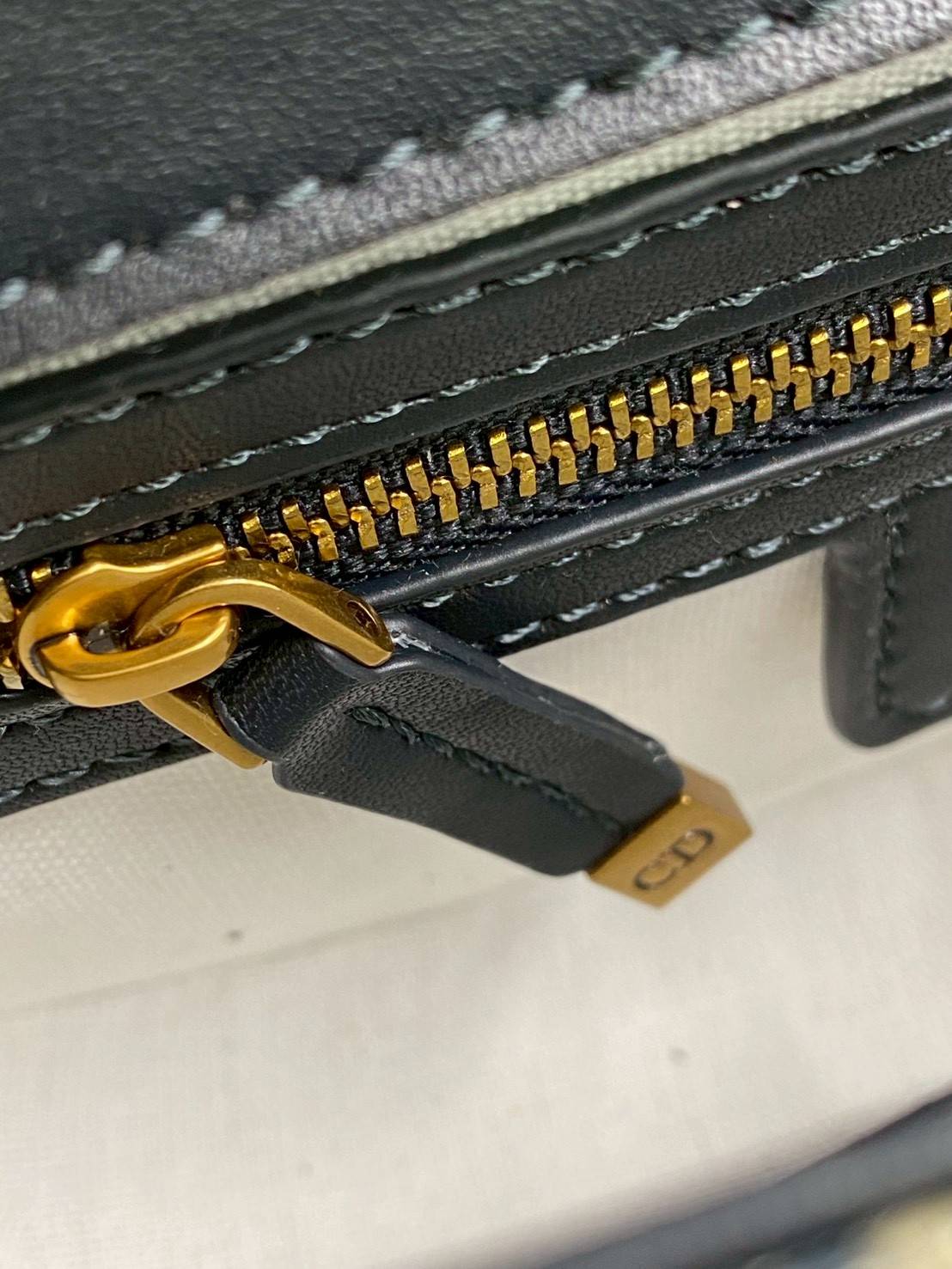 ORI หนังแท้ | DIOR Small Streetchic Bag Blue Dior Oblique Jacquard and Smooth Calfskin กระเป๋าสะพายนิยามใหม่ของดีไซน์อันเป็นเอกลักษณ์ ฝาพับแบบแม่เหล็กสีทองโบราณสลักลาย Christian Dior Paris และห่วง D-ring ทันสมัย