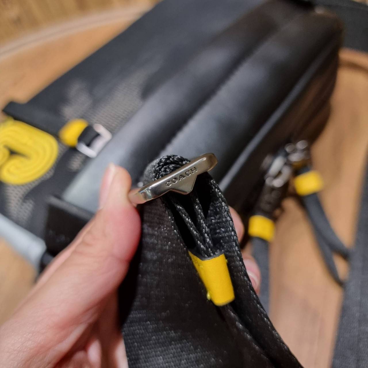 COACH EDGE CROSSBODY WITH CAMO PRINT ((2381, 2373)) ความเท่ never die!! กระเป๋าครอสบอดี้ทรงยอดฮิต ที่หนุ่มๆไม่ควรพลาด รูปทรงดีไซน์คลาสสิค ใช้งานง่าย วัสดุหนังแท้ตกแต่งตาข่ายพร้อมลายพริ้นท์ด้านหน้า สุดคูล!! ตัวกระเป๋ามีซิปหลัก และซิปด้านหน้า พร้อมช่องแยกด้