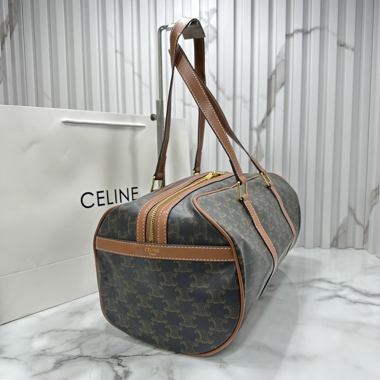 ORI หนังแท้ | CELINE GYM bag in Triomphe สายออกกำลังกายแบบติดแกรมต้องไม่พลาดใบนี้ค่ะ กับกระเป๋าทรง keepall มาในรูปทรงใหม่สปอร์ตเท่คูล ใบใหญ่ทรงเรียวไม่เทอะทะ เหมาะสำหรับใส่ของไป Gym หรือ Short Vocation ก็เหมาะมากๆ