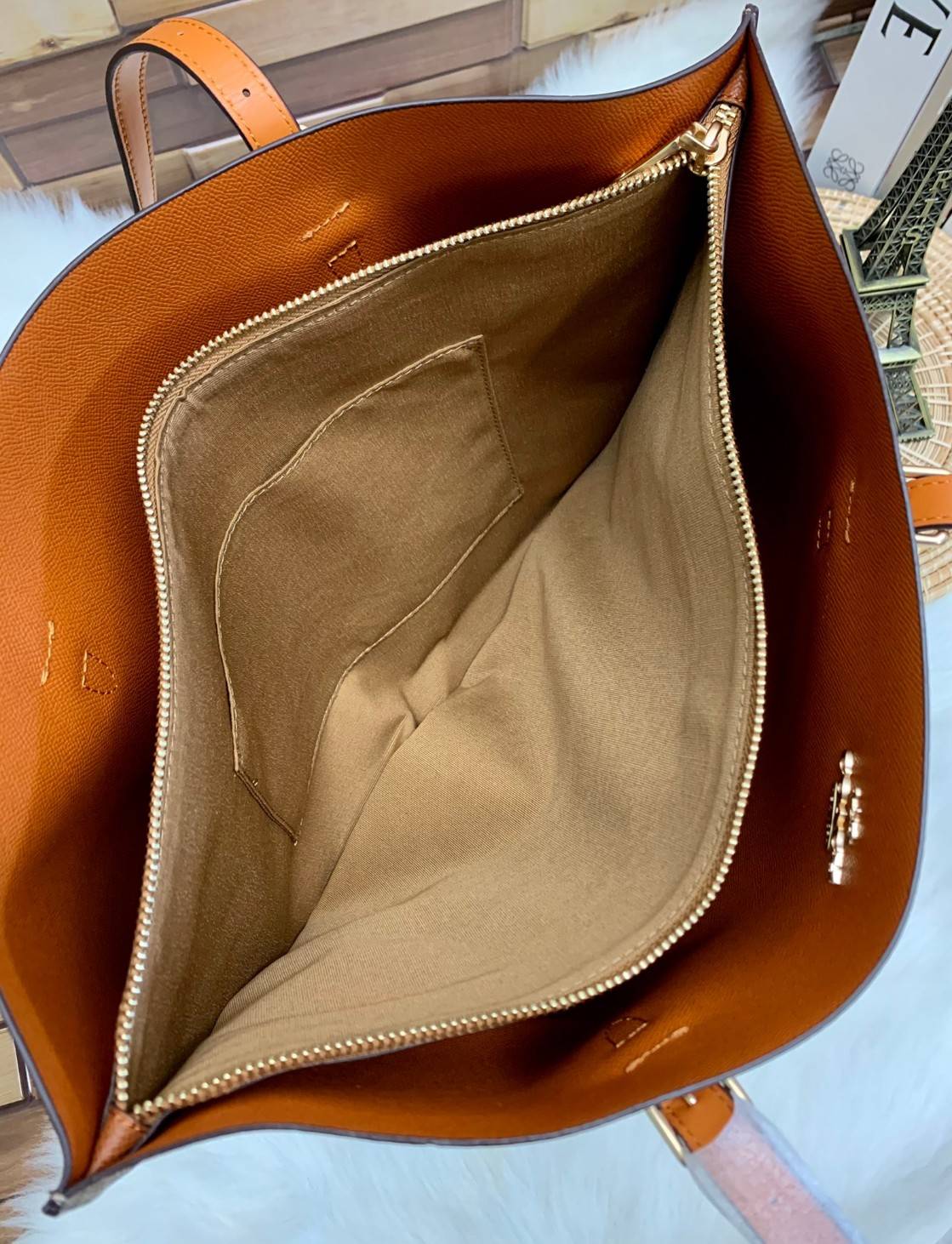 COACH MOLLIE TOTE IN SIGNATURE CANVAS ((1665)) พร้อมส่งอีกครั้ง ห้ามพลาดค่า! กระเป๋าหิ้ว//คล้องไหล่ ใบใหญ่ ทรงTote หนังแท้นิ่มอย่างดีค่ะ ภายในแบ่ง2ช่องใหญ่ สามารถใส่ A4ได้เลย ช่องกว้างมากๆ มีช่องกระเป๋าซิปกลางให้ใส่ของอีกช่องนะคะ