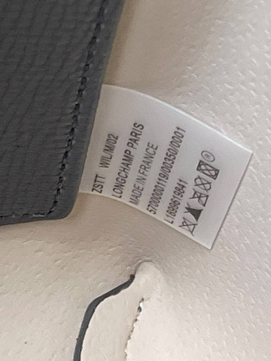 Longchamp ROSEAU Sac porté épaule XS กระเป๋าสะพายไหล่ซึ่งเป็นหนึ่งในแฟชั่นไอเทมที่สาว ๆ ส่วนใหญ่จะต้องมีไว้ใช้งานกันอย่างน้อยคนละหนึ่งใบแน่นอน ใช้งานสะดวก คล่องตัว ทั้งยังมีดีไซน์ให้เลือกหลากหลายตั้งแต่แบบหรูหรา น่ารักสดใส ไปจนถึงเรียบโก้ ให้คุณเลือกหยิบม