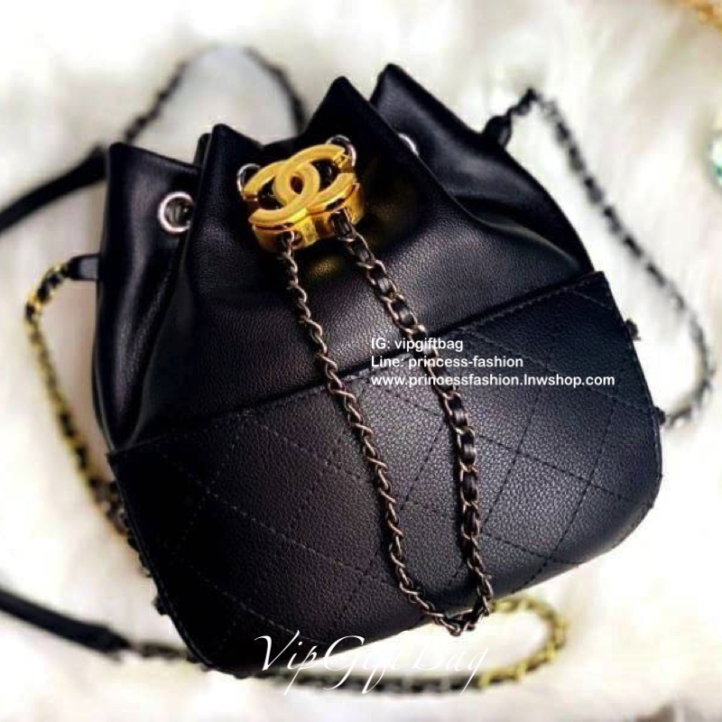 Chanel premium for gift ทรงขนมจีบ เป็นกระเป๋าถือ/สะพายหลังอเนกประสงค์หนังแกะสังเคราะห์โลโก้แบรนด์อะไหล่สวยหรู สายโซ่อะไหล่สีทูโทนรูดปิดกระเป๋า เก๋มากๆค่ะ อุปกรณ์ : กล่อง ถุงผ้าแบรนด์