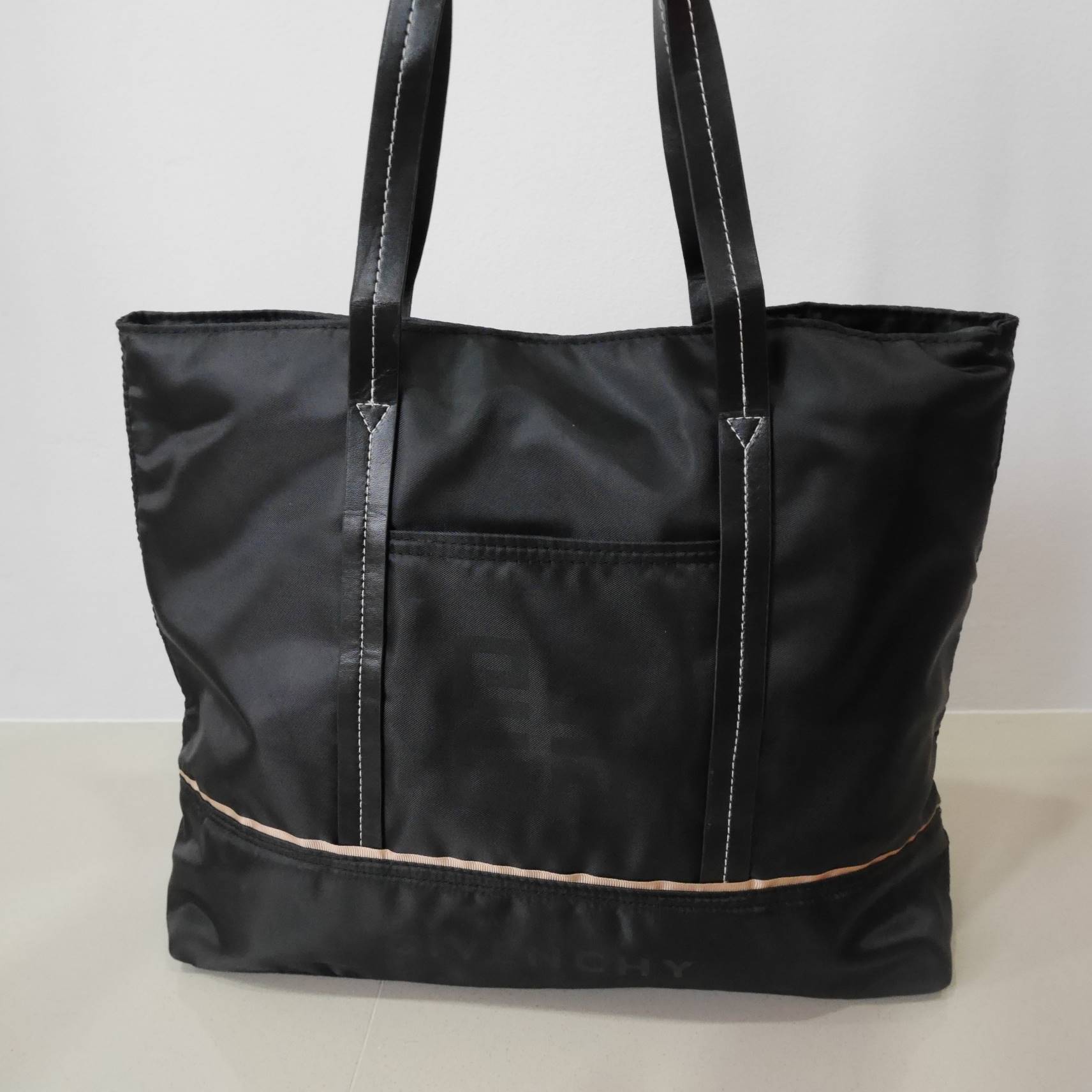 GIVENCHY PARFUME NYLON BAG ของแท้ จากเคาเตอร์แบรนด์น้ำหอม GIVENCHY ค้า ใบใหญ่จุใจ สะพายไหล่ วัสดุ ผ้าร่มหนานุ่ม กันน้ำออกแบบเก๋ๆ ด้วย สายหนังยาว สะพายไหล่ มีช่องใส่ของด้านหน้า ด้านใน บุด้วยผ้าปั้มโลโก้แบรนด์ มีช่องซิป 1 ช่อง ใส่มือถืออีก 1 ช่อง เปิด-ปิดด้