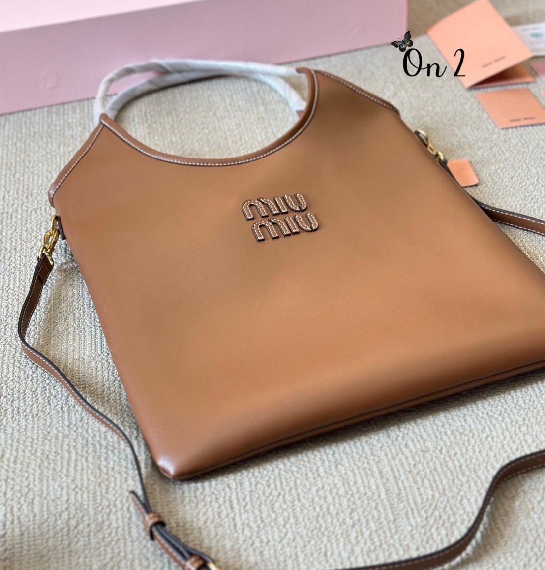 พร้อมส่ง 2 สี MIU MIU IVY leather bag / MIU MIU TOTE BAG กระเป๋าถือทรงโท้ทใบใหญ่ทรงสูงคอลใหม่ งานหนังเรียบเต็มใบ มีความยูนิค ใช้งานได้หลากหลายใช้ได้จริงสวยเรียบหรู จับแมตช์ง่าย สวยงาม