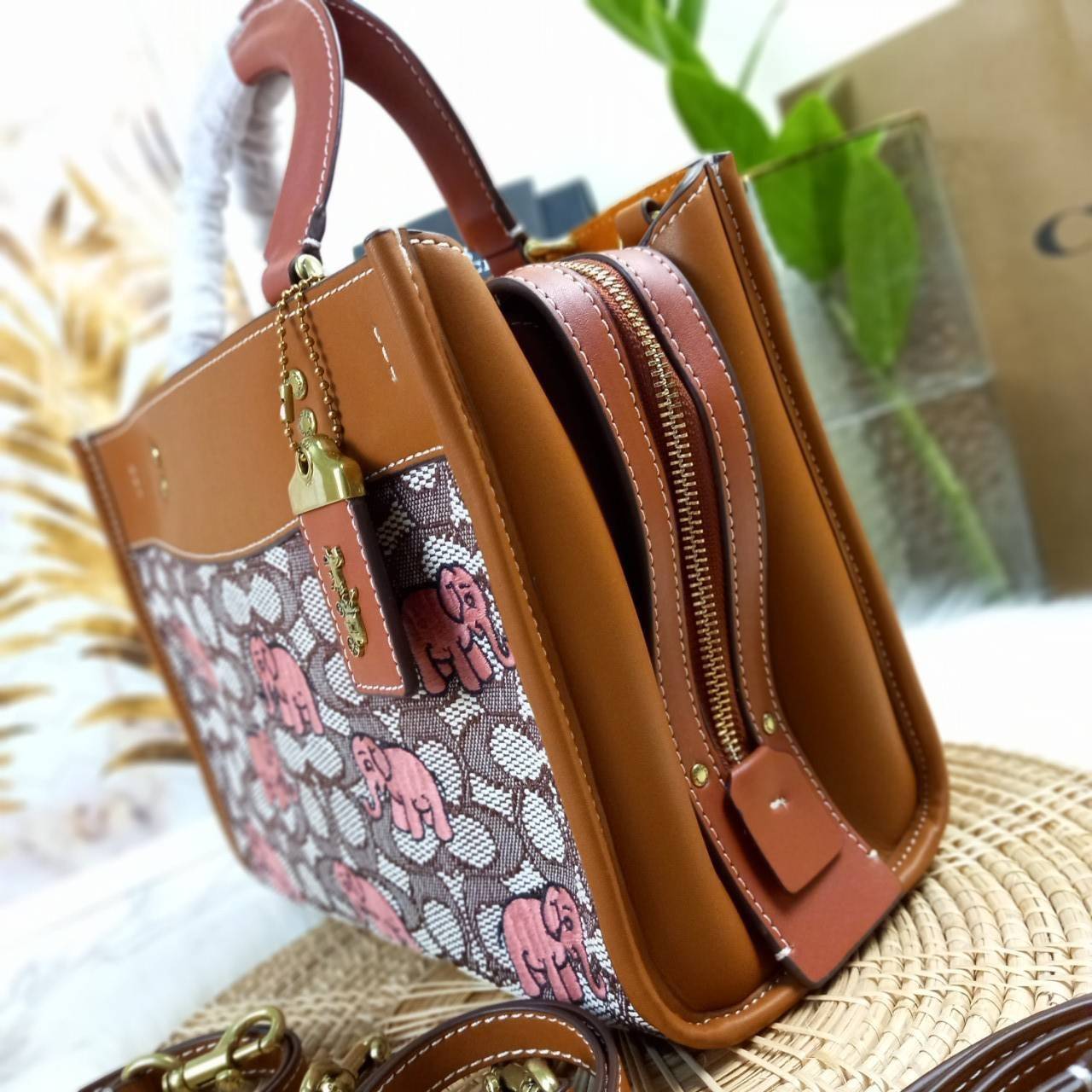 น้องน่ารักน่าใช้ คลาสสิค ดูแพงมากแม่😘🌺//>>COACH ROGUE 25 IN SIGNATURE TEXTILE JACQUARD WITH EMBROIDERED ELEPHANT MOTIF(COACH C6165)🍁กระเป๋ารุ่นคลาสสิค หรูหรา มีรสนิยม ดีเทลเนียบมาก จะถือ หรือสะพายได้ตามดีไซน์การใช้งานเลยจ้า//