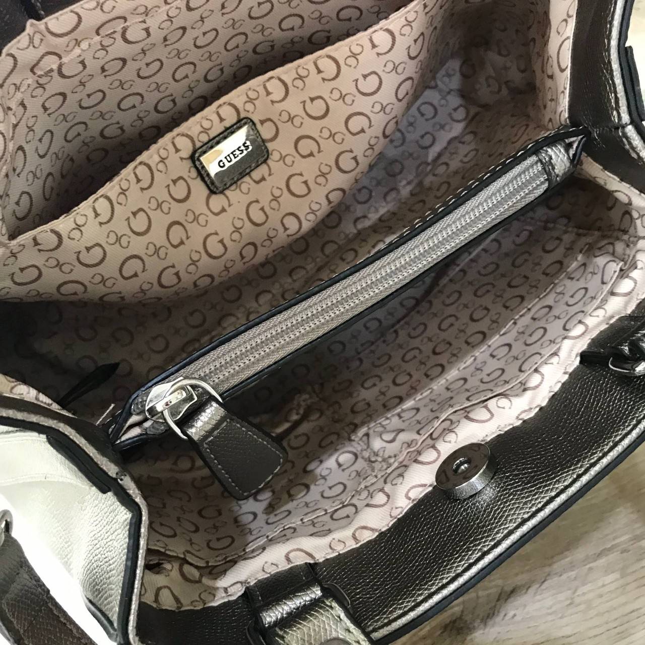 GUESS WOMAN FACTORY SHOULDER BAG กระเป๋าถือหรือสะพาย ทรง A คลาสสิค ขนาดกำลังดี น้ำหนักเบา วัสดุ pu. นิ่ม คุณภาพดี สวยอยู่ทรง ด้านหน้า ประดับโลโก้แบรนด์ เปิดปิดแบบแถบคาดกระดุมแม่เหล็ก ภายในกว้างแบ่ง 2 ช่องใหญ่ มีช่องซิปกลาง เป็นสัดส่วน ซับในลายแบรนด์ ใส่ w