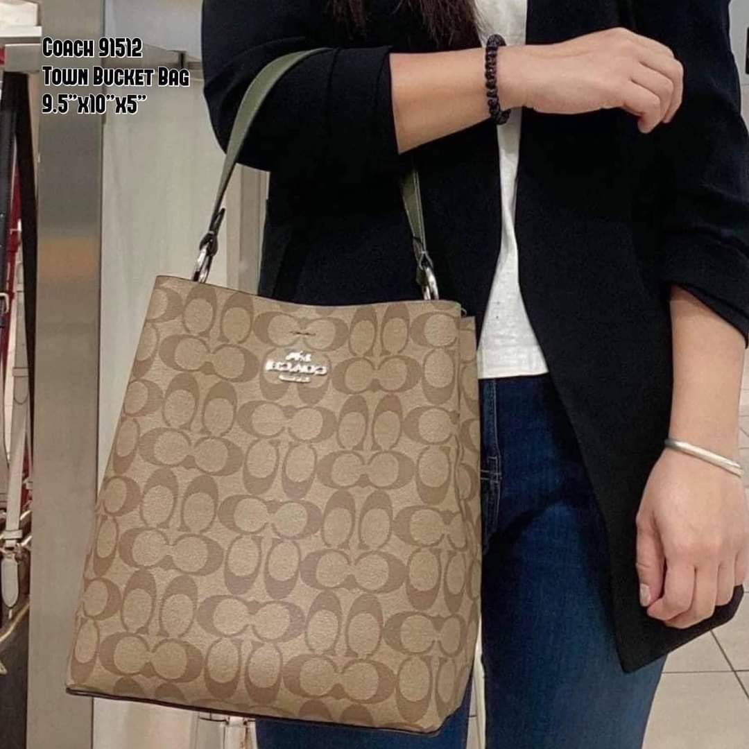 ใบใหญ่ 10" COACH TOWN BUCKET BAG IN SIGNATURE CANVAS (COACH 91512) 🌺 เป็นสีที่ขายดีมากๆ และหายากมากๆด้วย!! //ขนาด 10 นิ้ว ใส่ของได้จุใจ!! //กระเป๋าสะพายข้าง //วัสดุหนังแคนวาสอย่างดี หนังสวย อยู่ทรง มีสายสะพายยาว ใช้สะพายเป็นคลอสบอดี้ได้ สายยา