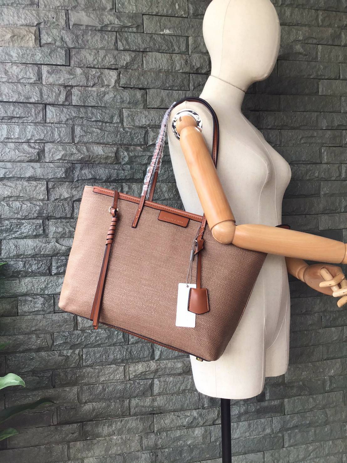 Charles & Keith Black Textured Tote Bag ฮอตฮิตตลอดกาลสำหรับรุ่นนี้ รุ่นยอดนิยม!! มากี่รอบกี่รอบก็ขายดี ใครไม่มีรุ่นนี้ติดตู้ไว้ถือว่าเชยมาก(!!) กระเป๋าสะพายทรง Shopping bag ใบใหญ่จุของได้ใจ น้ำหนักเบา โดดเด่นด้วย Textured วัสดุสานรอบใบ ตัดขอบหนัง สวยอยู่ท