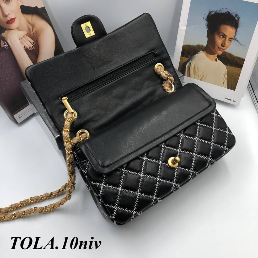 CHANEL Classic 10" รุ่นใหม่ หนังเรียบตะเข็บตารางสีขาวสวยคลาสสิค โดดเด่นด้วยสายโซ่สีทองร้อยเชือกสวยหรู พร้อมส่งที่ไทยไม่ต้องรอพรีฯ