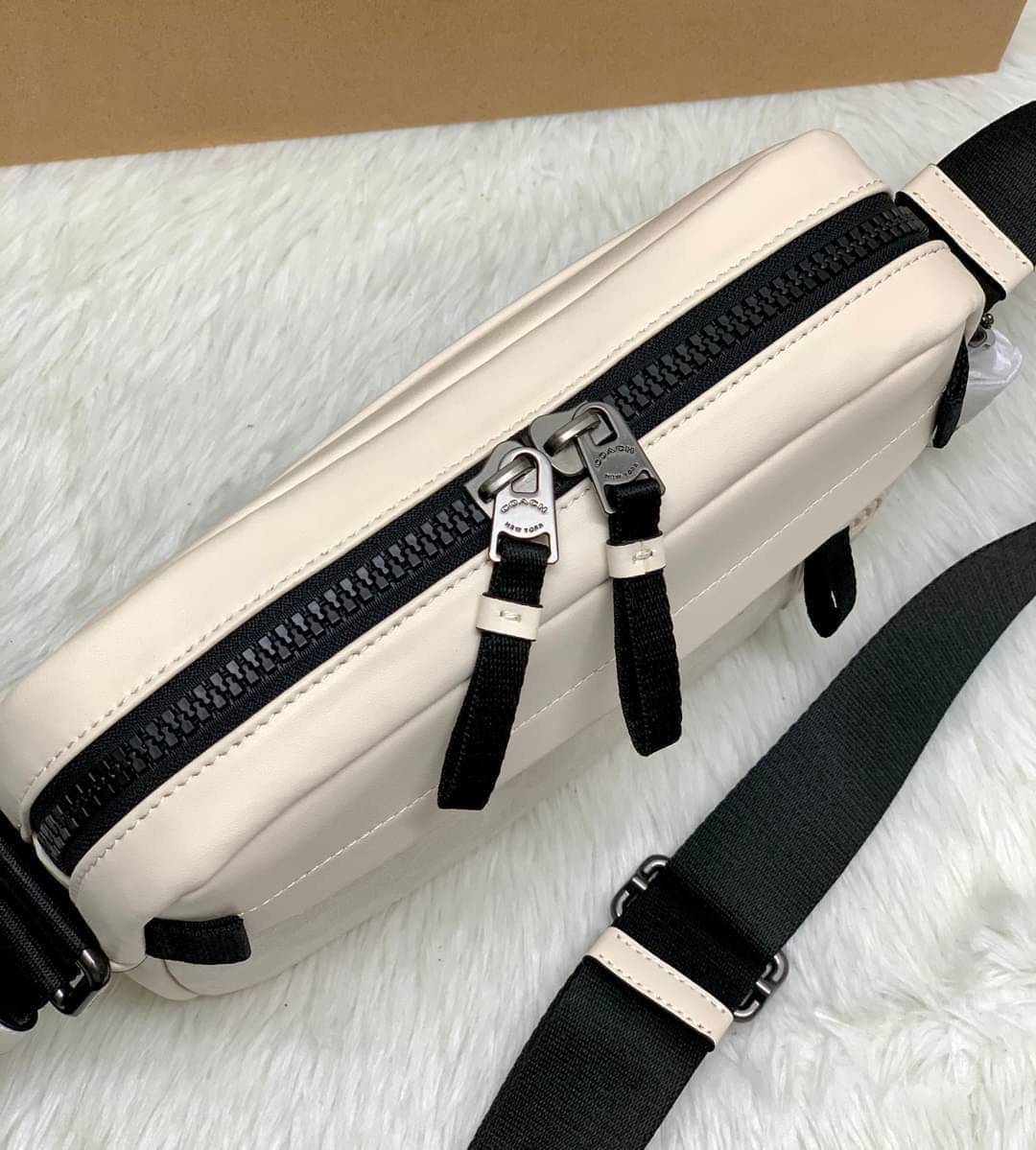 COACH EDGE CROSSBODY IN SIGNATURE CANVAS กระเป๋าสะพายครอสบอดี้ร์ วัสดุหนังแท้ หนังนิ่มอย่างดีค่ะ ด้านหน้ามีช่องซิปซ่อนให้หนึ่งช่อง เปิดปิดช่องหลักแบบซิปคู่ภายในกว้าง ใส่ของได้จุเลยนะคะ มีช่องซิปและช่องเล็กให้อีก2ช่อง;ด้านหลังกระเป๋าเป็นช่องโล่งใส่ของอีกช่