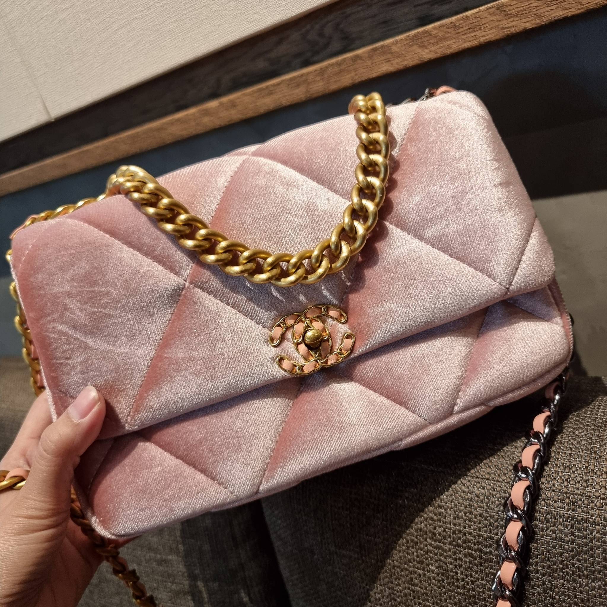 ไม่มองไม่เหลียวไม่ได้แล้ว!! ความหรูที่โดดเด่นจากผ้ากำมะหยี่ สร้างดีเทลผู้ดี ลูกคุณมากๆ Chanel vip boutique กระเป๋าสะพายจาก duty free ในราคาสุดประหยัด!! ดีไซน์เลิศ ตกแต่งด้วยโซ่ทูโทน ลงตัวแบบไม่มีที่ติ เปิด-ปิดด้วยตัวบิดล็อค ภายในโล่งกว้าง ใส่กระเป๋าสตางค์