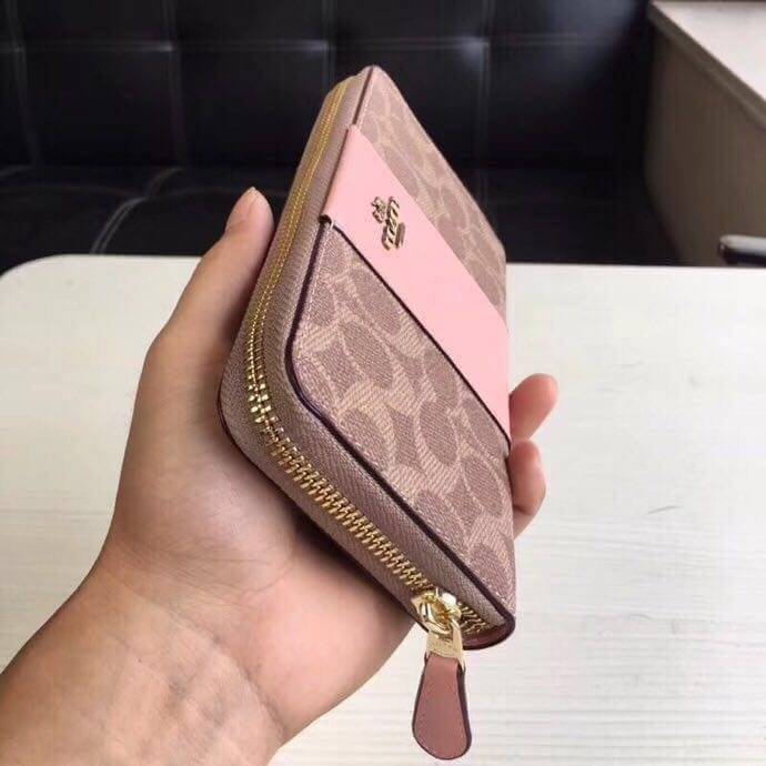 COACH Accordion Zip Wallet in Signature Coated Canvas with Leather กระเป๋าสตางค์ใบยาว เปิด-ปิดกระเป๋าด้วยซิปรอบ ด้านในมีช่องใส่บัตร ช่องใส่ธนบัตร และช่องซิปใส่เหรียญค่ะ