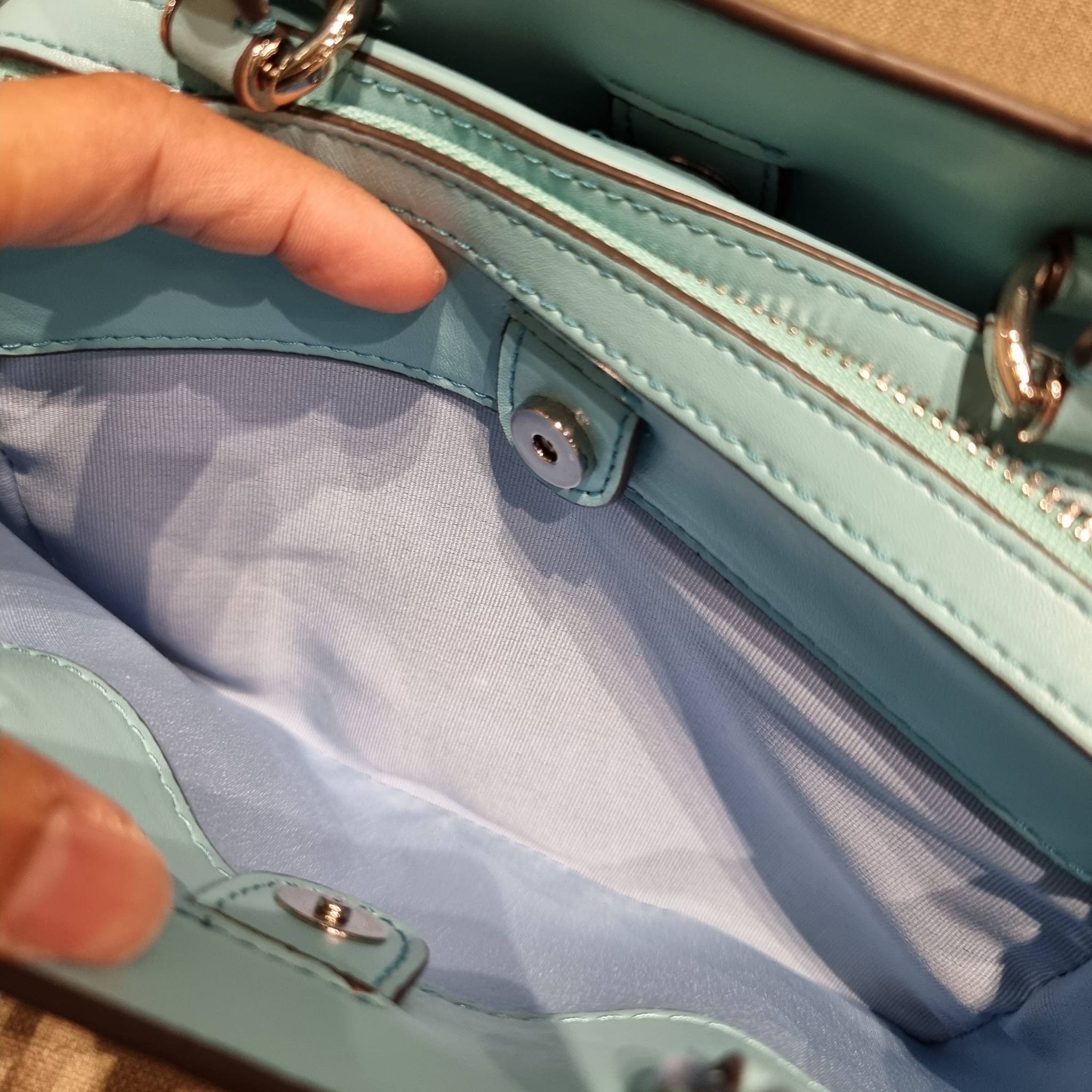 COACH C8216 MINI LILLIE CARRYALL WITH MYSTICAL FLORAL PRINT สีใหม่ล่าสุด กับรุ่นที่สุดของความขายดี คอลยอดฮิตในลวดลายสุดชิค กระเป๋าสะพายทรงสวย ที่ดีไซน์ออกมาให้ใช้งานง่าย สะดวก สวย หรู ดูดี!! วัสดุหนังแคนวาสเคลือบลาย มาพร้อมสายสะพายข้างและหูจับในตัว ถอดออก