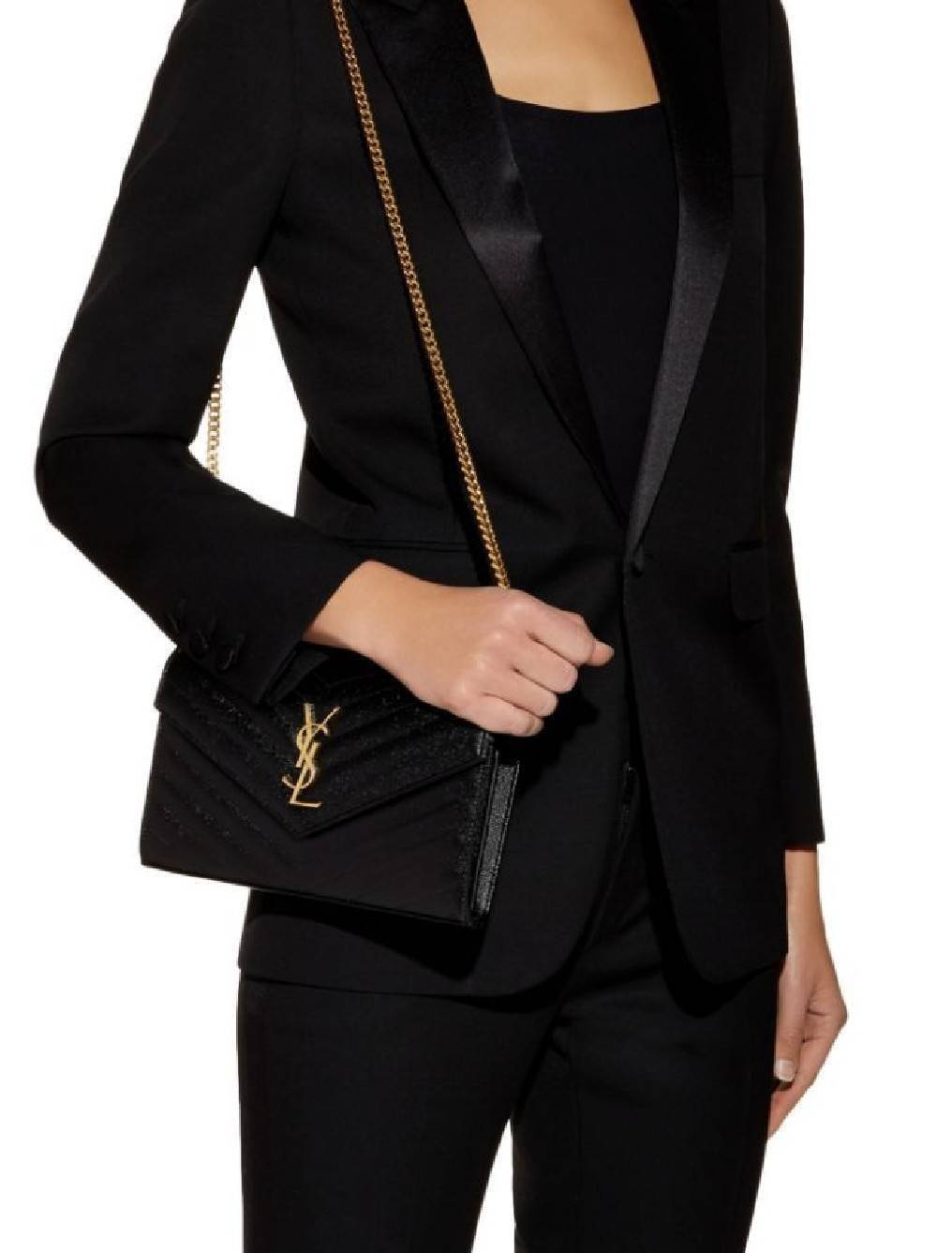 VIP 】YVES SAINT LAURENT YSL BAG VIP GIFT WITH PURCHASE GWP พรีเมี่ยมกิ้ฟ Limited จาก YSL DUTY FREE COUNTER ดีไซน์ทรงสี่เหลี่ยมหนังคาร์เวียขึ้นลายริ้วสวยอยู่ทรงเปิดปิดด้วยฝาปิด Envelop กระดุมแม่เหล็กด้านหน้าประดับโลโก้แบรนด์อะไหล่ทอง ภายในโล่งสามารถใส่มือถ