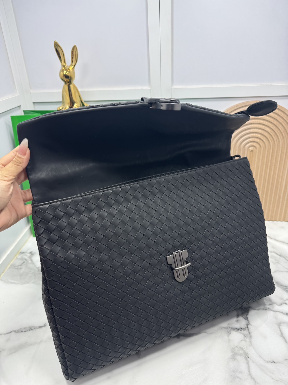 ORI หนังแท้ | Bottega Intrecciato Briefcase business Handbag / Bottega Messenger Bag กระเป๋าใส่เอกสาร กระเป๋าทรงแมสเซ็นเจอร์ สวยเรียบหรูคลาสสิกเป็นเอกลักษณ์ โดดเด่นด้วยงานสานตาราง ดีไซน์เรียบง่าย แต่ดูแพง ไอเท็มสุดปัง!!