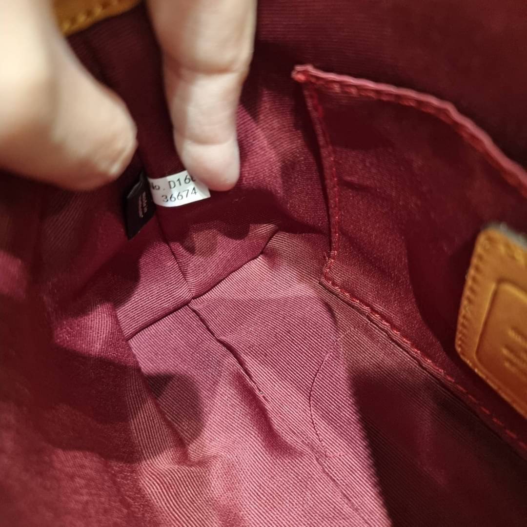 COACH 36674 TOP HANDLE POUCH IN SIGNATURE JACQUARD กระเป๋าทรงพอช ยอดฮิต ยกขึ้นแท่น ด้วยดีไซน์ที่ออกมาให้ใช้งานได้ง่าย ขนาดกำลังเหมาะ วัสดุหนังแคนวาสทนทาน ดีไปหมดขนาดนี้!! คุณลูกค้าถึงสั่งกันรัวๆจริงๆ ภายในโล่งกว้าง ใส่โทรศัพท์ได้ทุกรุ่น มาพร้อมสายคล้องแขน