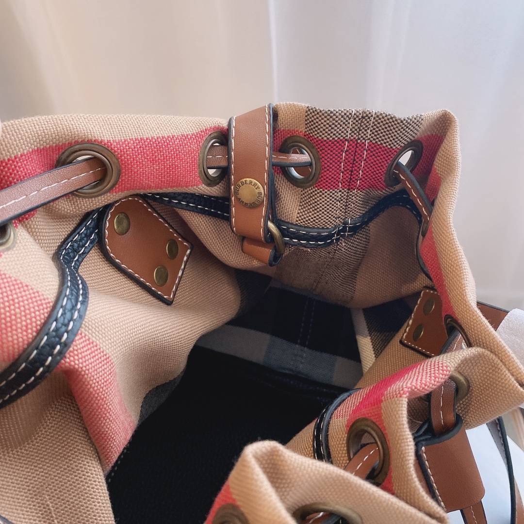 BURBERRY VINTAGE CANVAS BUCKET BAG งานพรีเมียมกิ้ฟท์เคาเตอร์ น้ำหอมจากแบรนด์ **ทรงขนมจีบ มาพร้อมสายยาว วัสดุผ้า Canvas เนื้อหนาซับในอย่างดี ลายแบรนด์สวยมากคะ จุดเด่นคือ กระเป๋าสามารถ จุของได้เยอะมาก มาพร้อมกระเป๋าใบเล็กอีกหนึ่งใบสามารถแยกใช้งานได้ ถือแล้ว